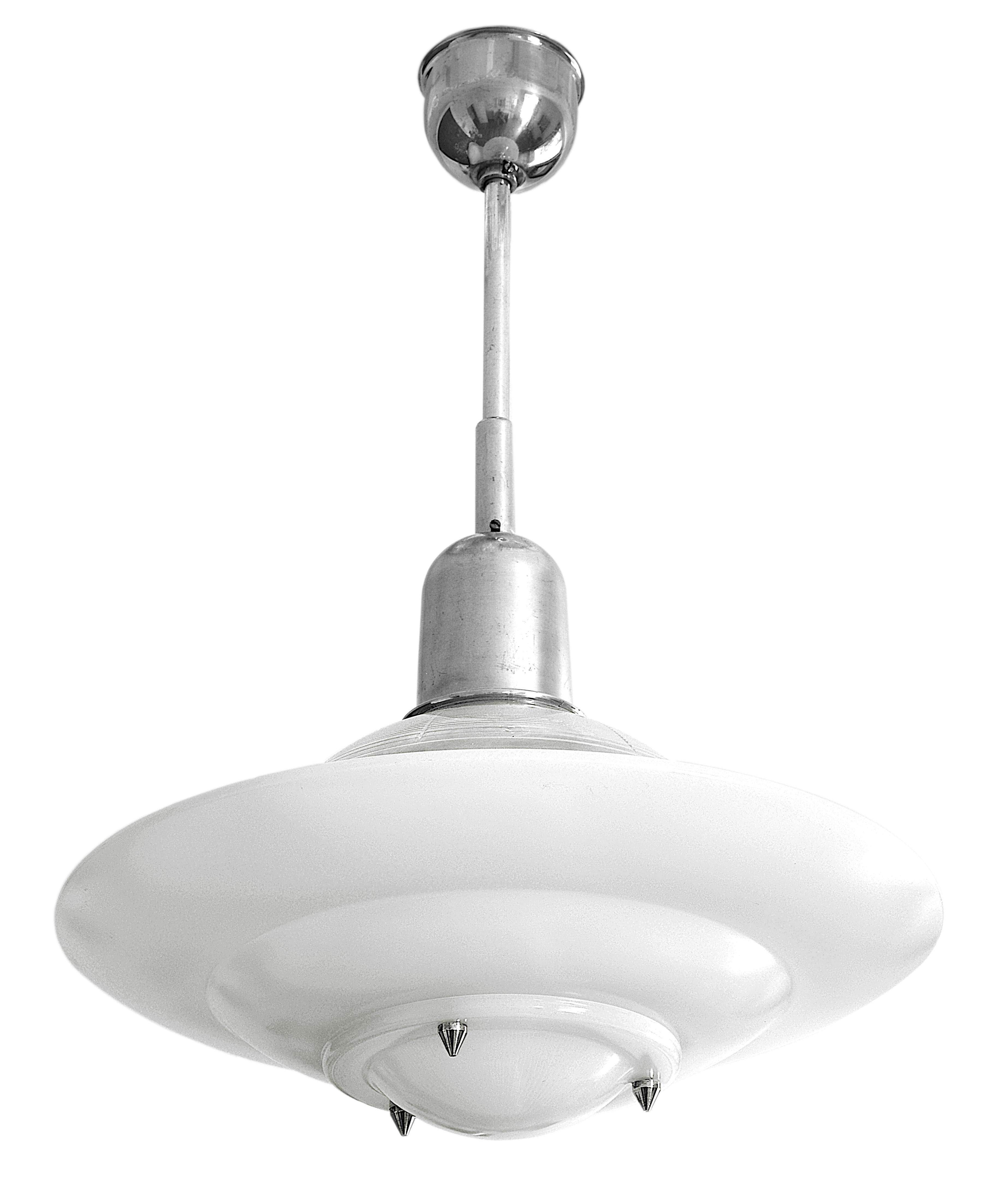 Lampadario a sospensione Art Deco modernista francese, Francia, anni '30. Paralume inferiore in vetro lattiginoso. Grande e pesante. Misure: Altezza 70 cm (27,5