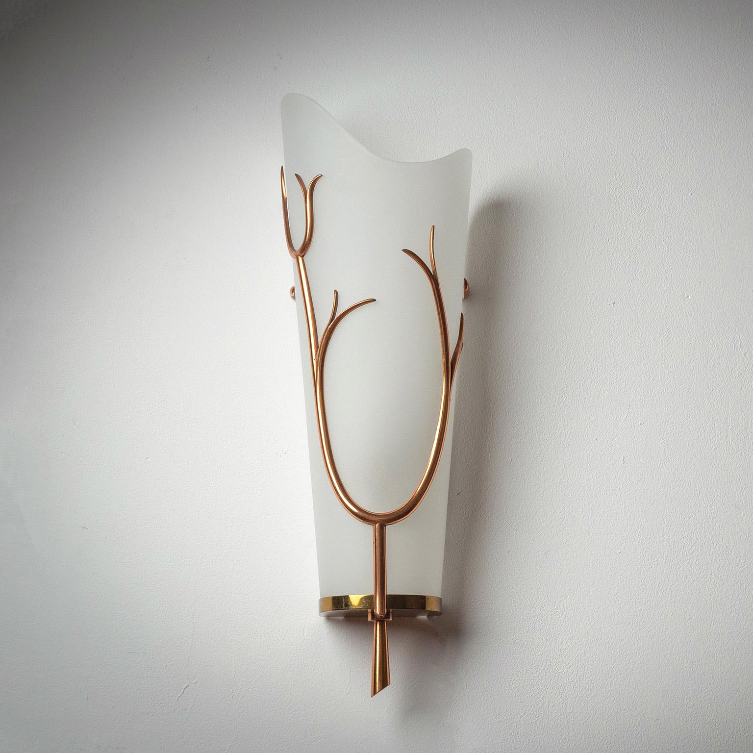Rare large French Modern wall light from the 1960s, attributed to Arlus. Large conical satin glass diffuser with a „wave“ silhouette on top and a stylized antler or branch decoration in polished copper. Very good original condition with minor patina