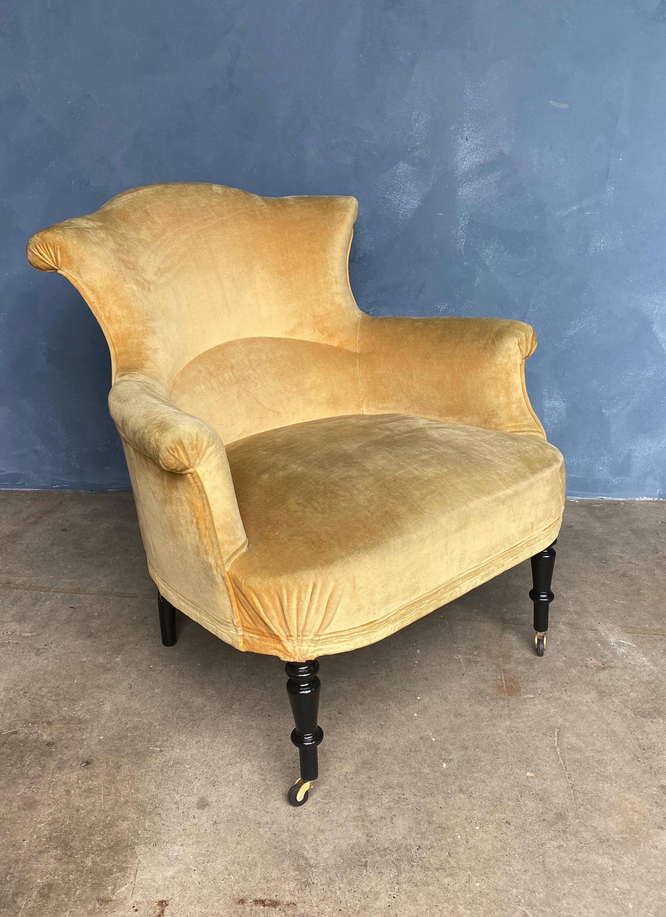 Un luxueux grand fauteuil français Napoléon III en velours doré. Combinaison parfaite du luxe vintage et du style moderne, ce fauteuil Napoléon III du XIXe siècle a été restauré pour une qualité optimale, et les pieds ont été remis à neuf pour plus
