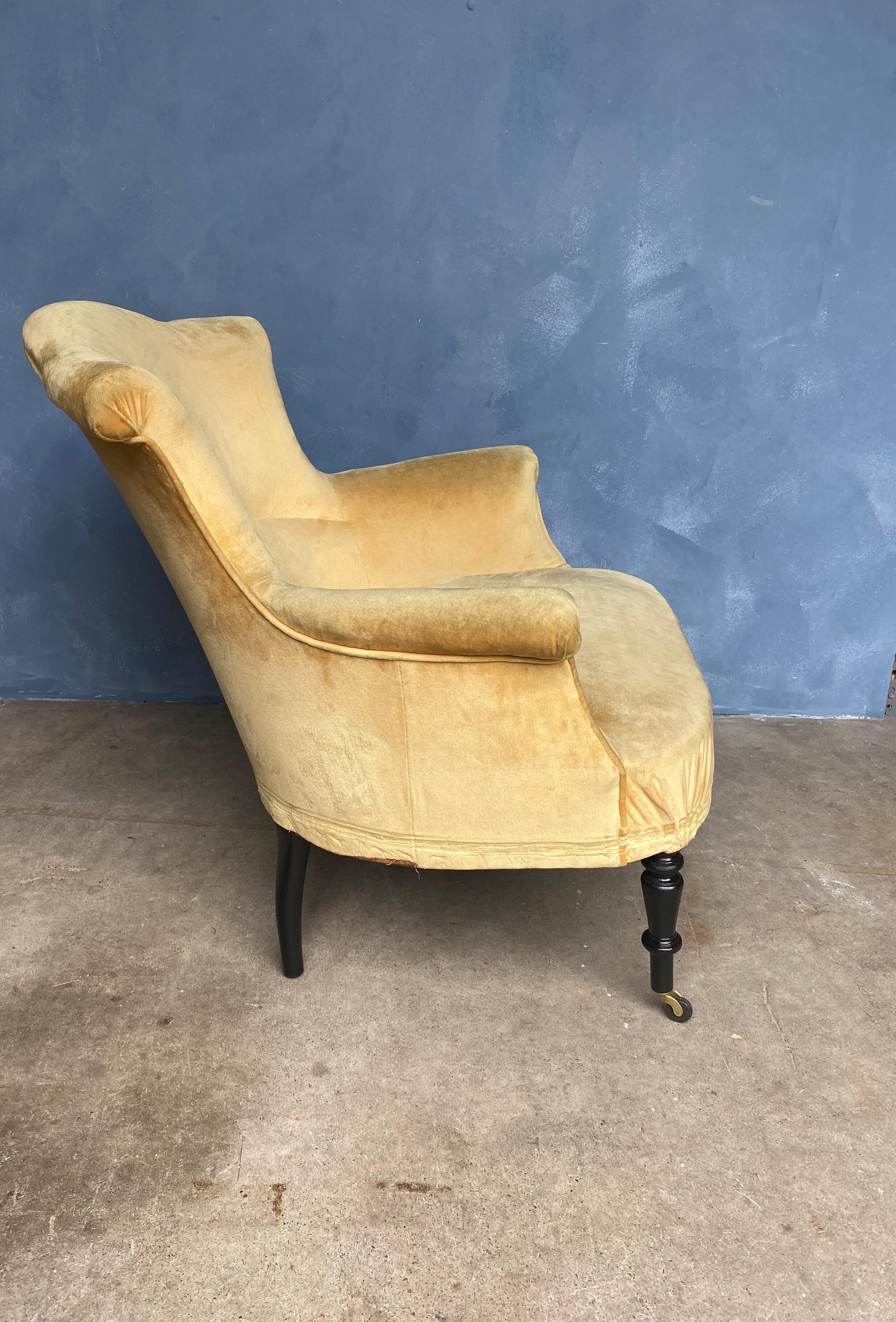 Tissu d'ameublement Grand fauteuil français Napoléon III en velours doré en vente
