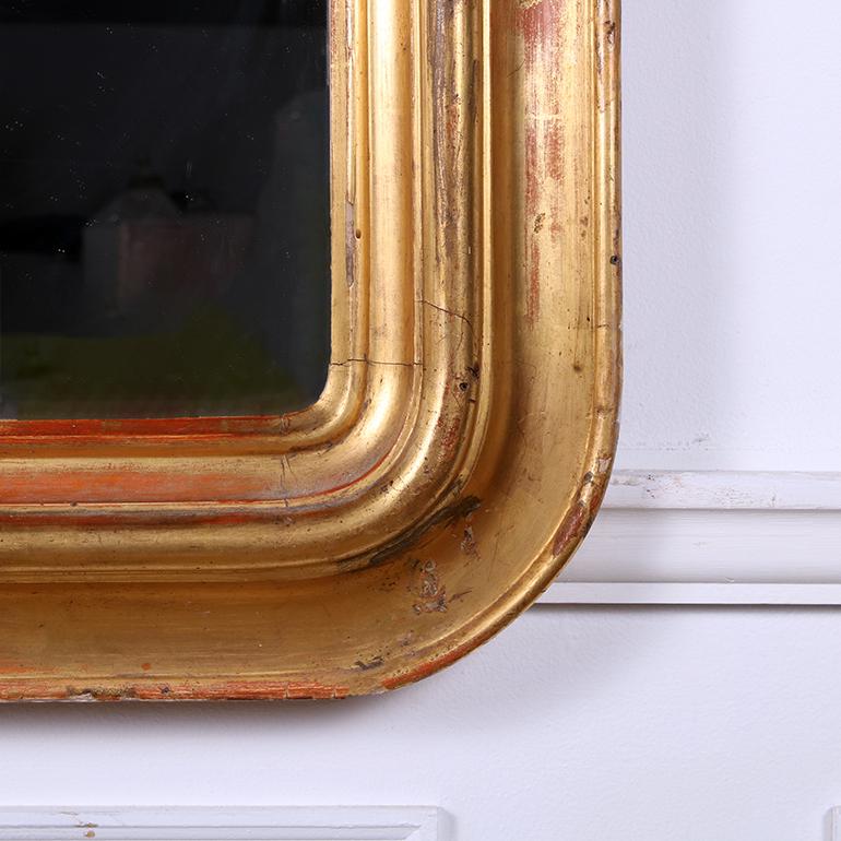 Grand miroir doré Napoléon III. Cette pièce étonnante date de 1790. Le cadre est sculpté à la main et le miroir est d'origine.