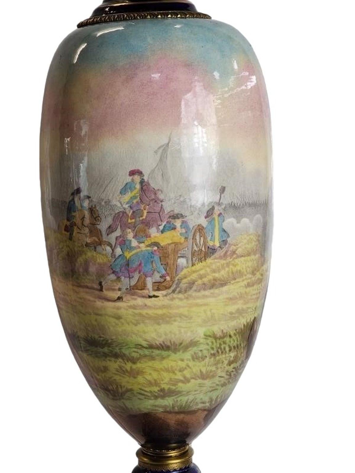 Grand vase à couvercle 3 pièces Sèvres signé avec l'étiquette d'origine du fabricant sur le botom. Mesure environ 36h x 9 de diamètre
