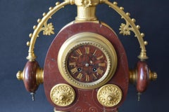 Grande orologio da parete francese in bronzo dorato e marmo di epoca neogreca, 1870 circa.