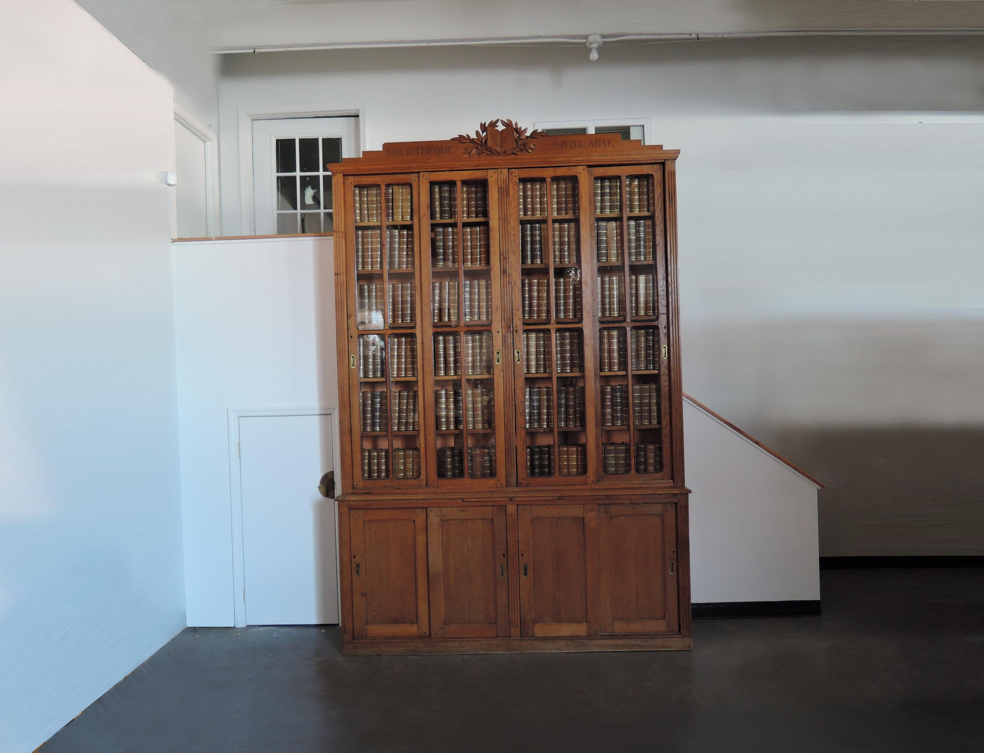 Großes französisches Bücherregal aus Eiche im neoklassischen Stil (Französisch) im Angebot