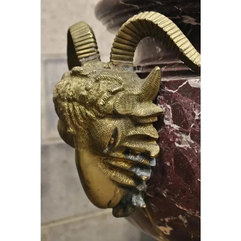 Grandi fioriere neoclassiche francesi in marmo rosso e bronzo a testa di ariete - una coppia in vendita 3