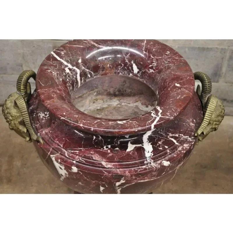Grandi fioriere neoclassiche francesi in marmo rosso e bronzo a testa di ariete - una coppia in vendita 5