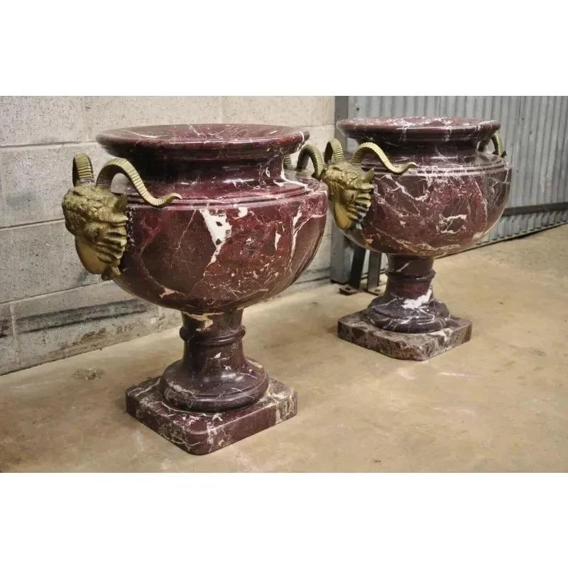 Inviaci un messaggio con il tuo codice postale per richiedere un preventivo per la spedizione negli Stati Uniti.

Grandi fioriere d'epoca in stile neoclassico francese Rouge Marble Bronze Rams Head Ormolu - una coppia. L'oggetto ha dimensioni