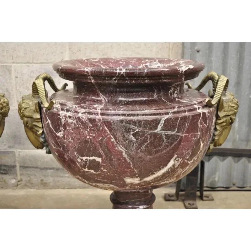 Neoclassico Grandi fioriere neoclassiche francesi in marmo rosso e bronzo a testa di ariete - una coppia in vendita