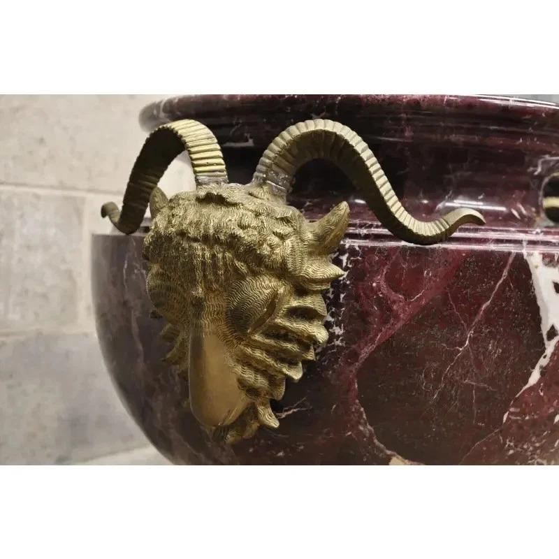 Sconosciuto Grandi fioriere neoclassiche francesi in marmo rosso e bronzo a testa di ariete - una coppia in vendita