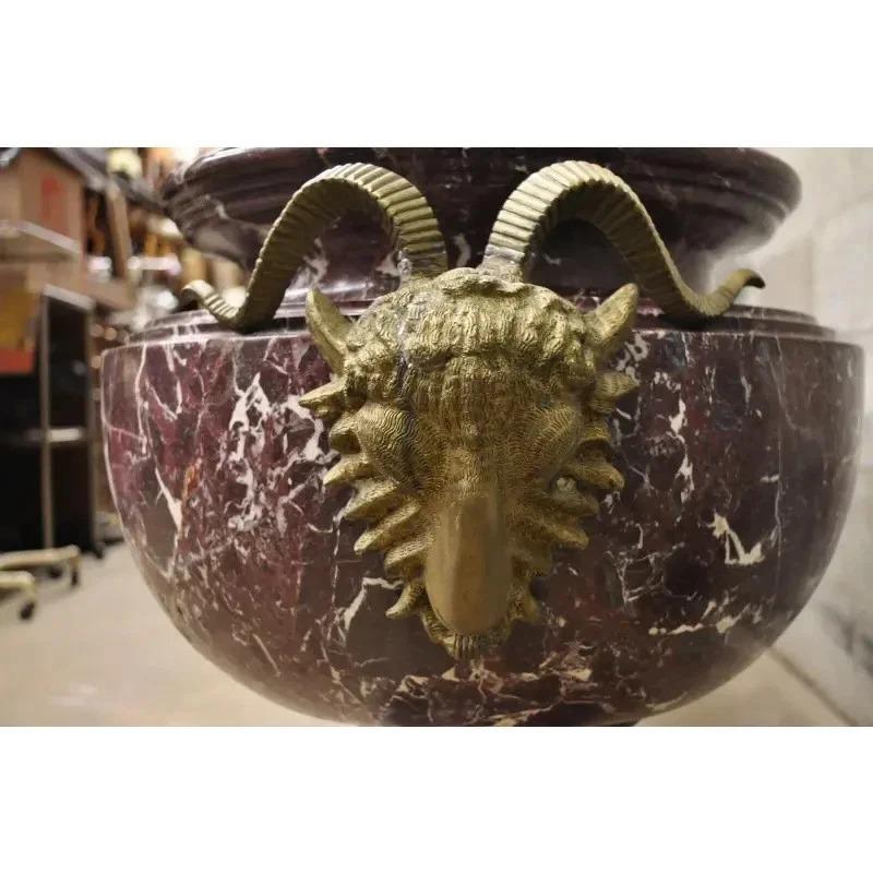 Grandi fioriere neoclassiche francesi in marmo rosso e bronzo a testa di ariete - una coppia In condizioni buone in vendita a Philadelphia, PA