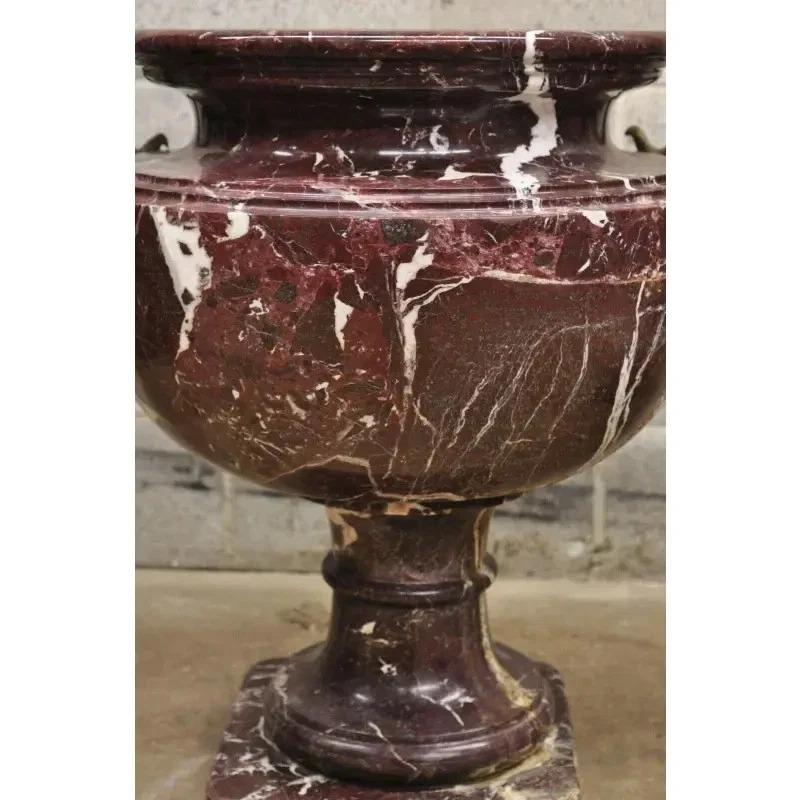 XX secolo Grandi fioriere neoclassiche francesi in marmo rosso e bronzo a testa di ariete - una coppia in vendita