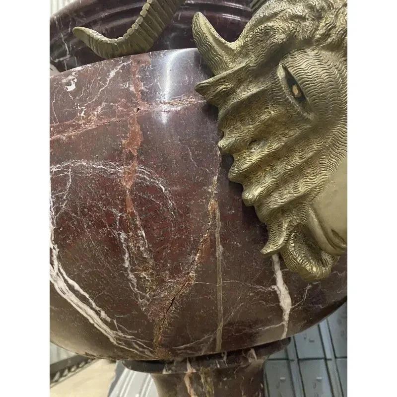 Grandi fioriere neoclassiche francesi in marmo rosso e bronzo a testa di ariete - una coppia in vendita 1