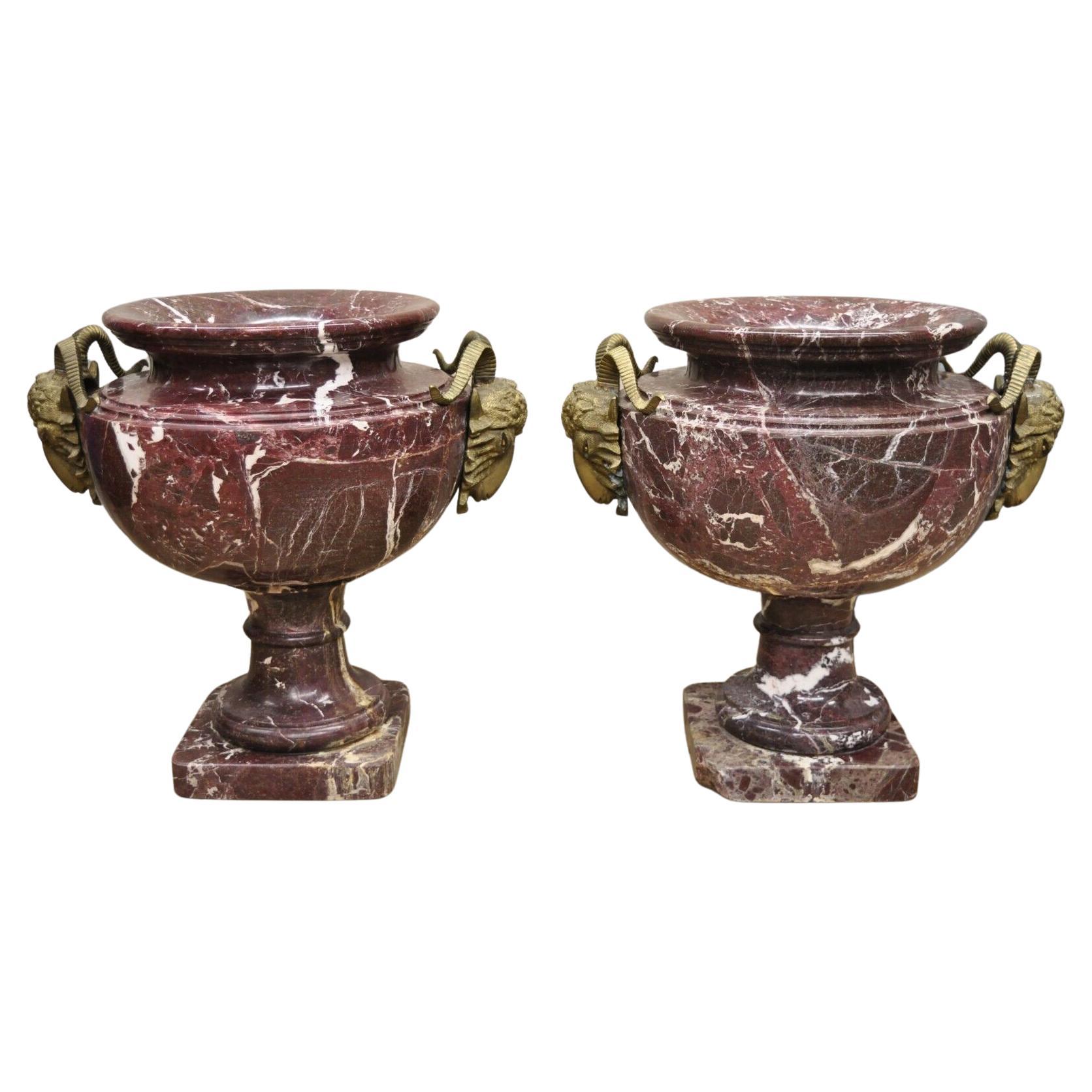 Große große französische neoklassizistische Widderkopf-Urnen-Pflanzgefäße aus Rouge-Marmor und Bronze, Paar