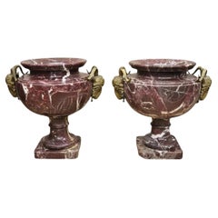 Grandi fioriere neoclassiche francesi in marmo rosso e bronzo a testa di ariete - una coppia