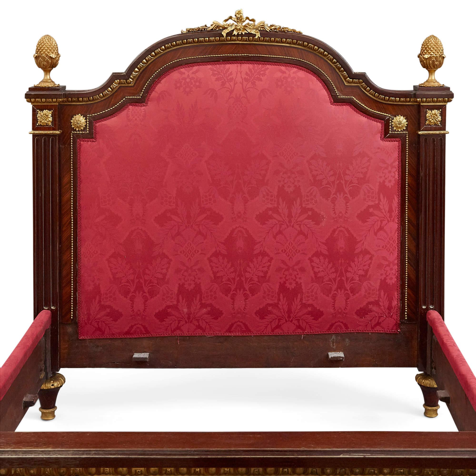 Néoclassique Grand lit de style néoclassique français monté en bronze doré en vente