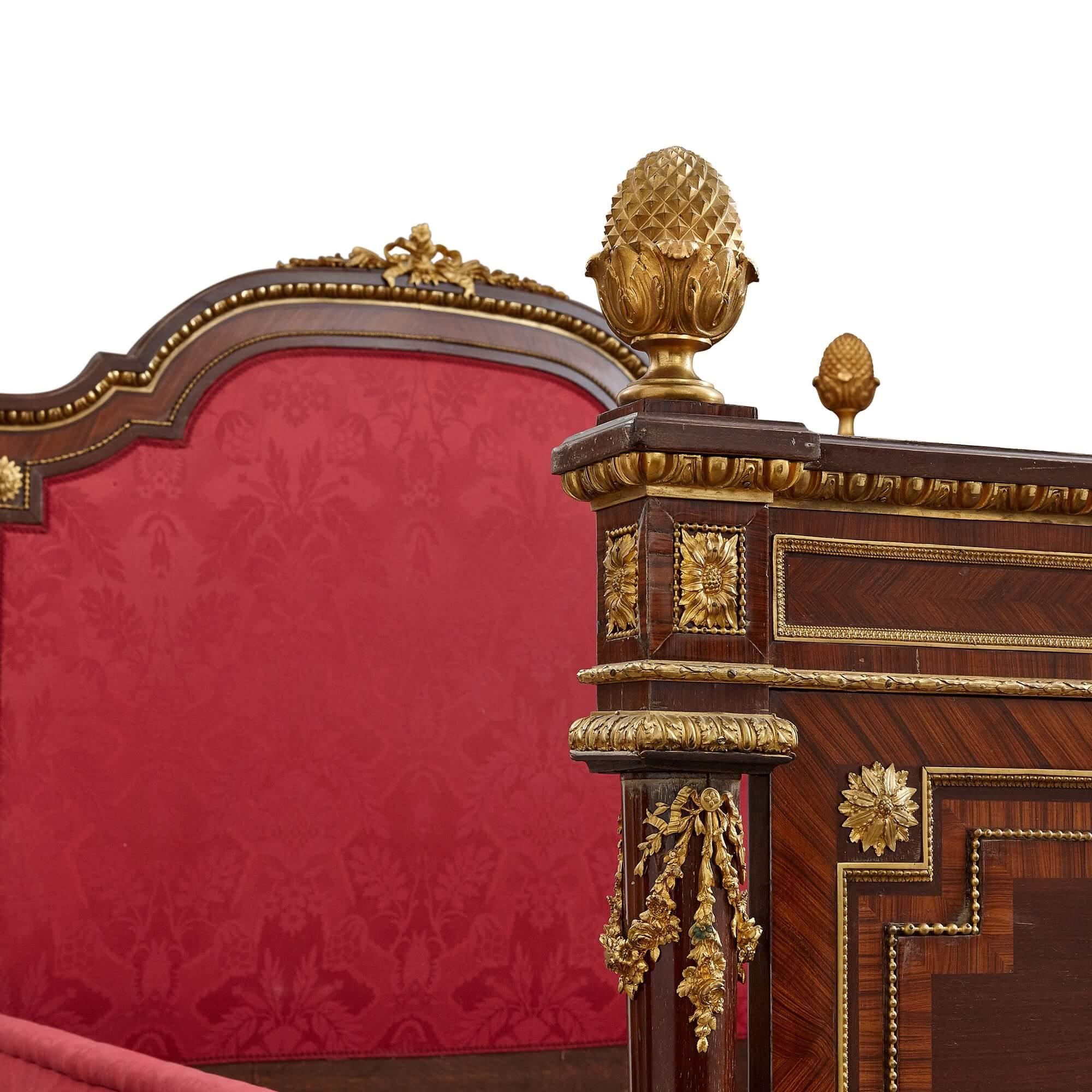Français Grand lit de style néoclassique français monté en bronze doré en vente