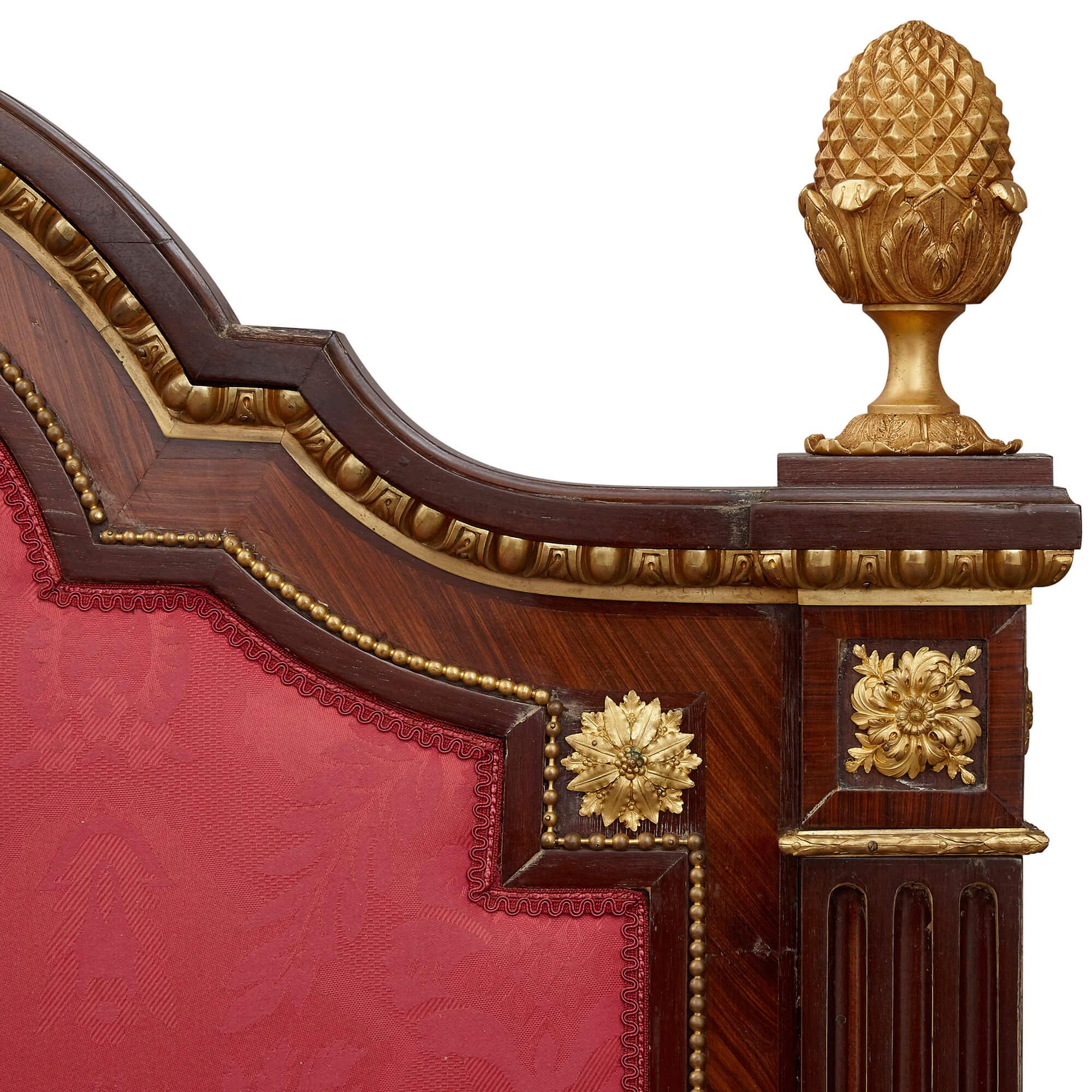 Grand lit de style néoclassique français monté en bronze doré en vente 2