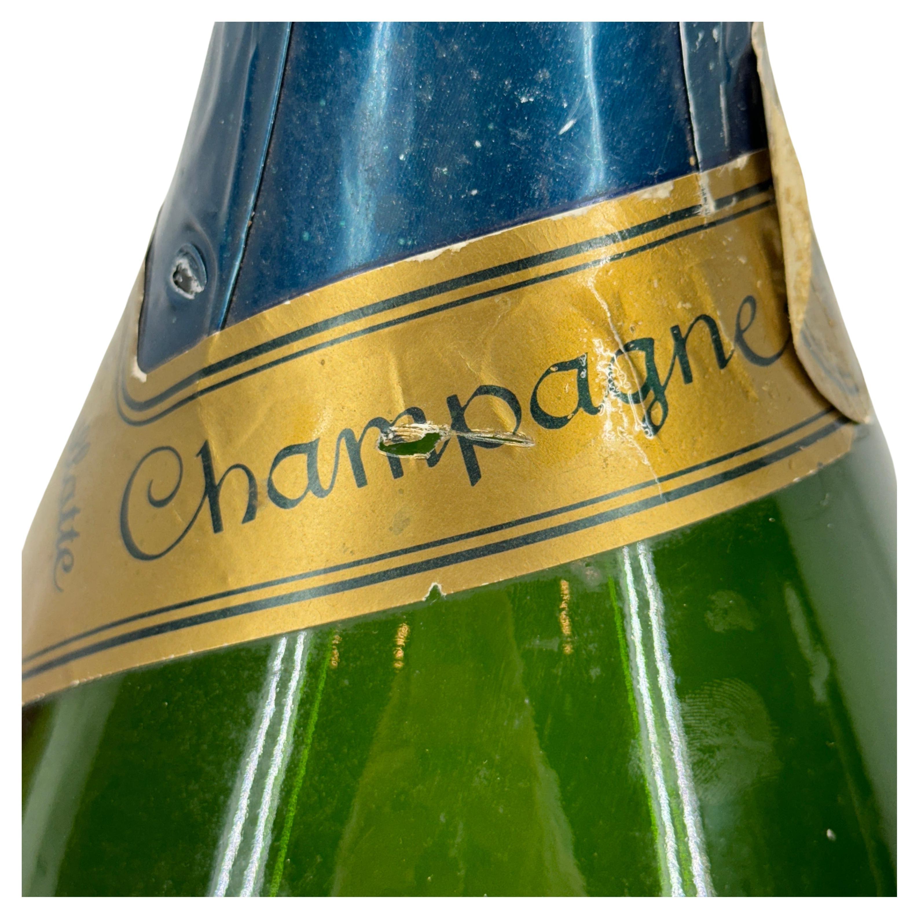 Große französische Nicolas Feuillatte Magnum-Champagnerflasche 1