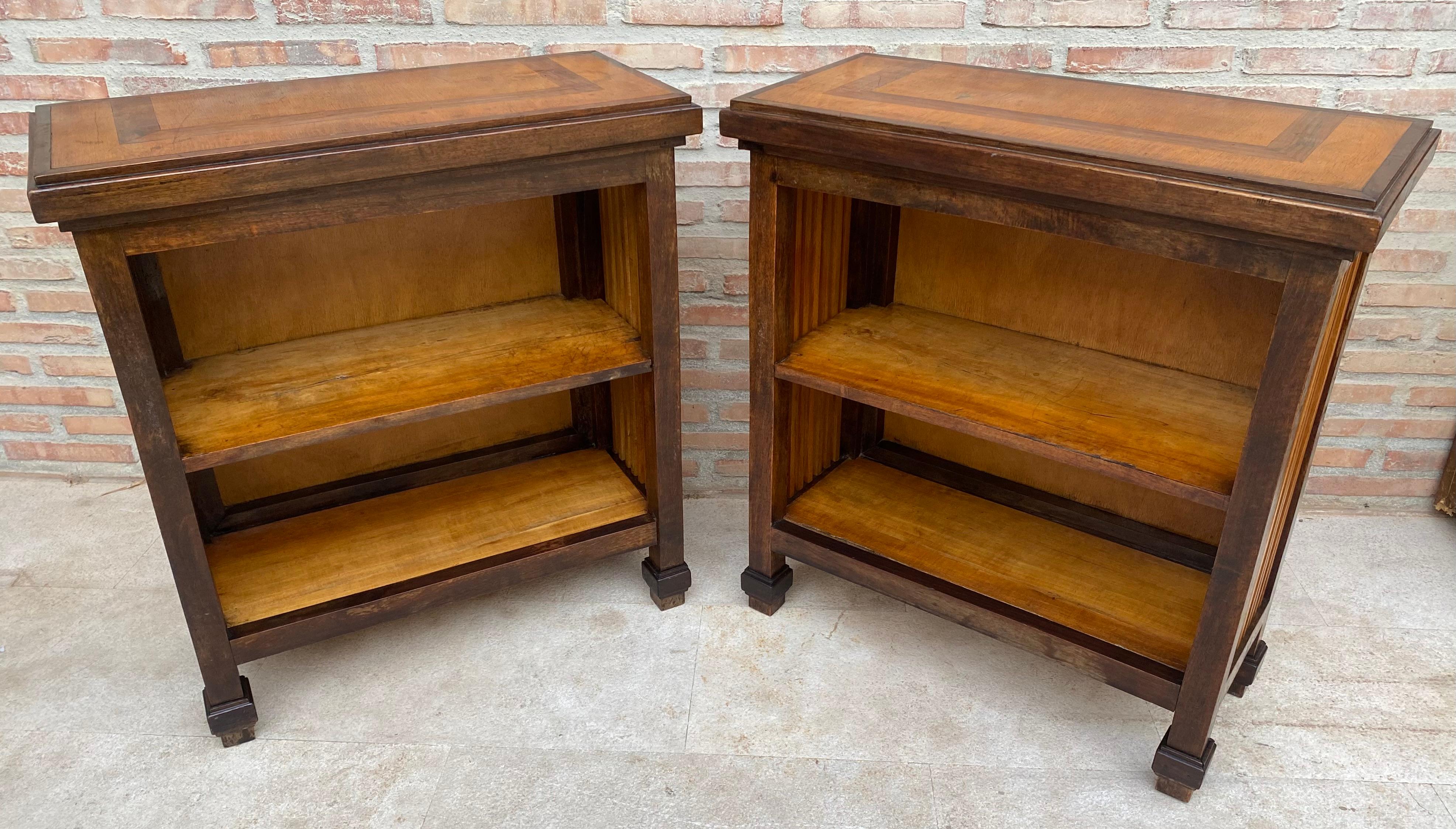Beautiful pair of shelves-bookcases or bedside tables from the 40s. They are special for their marquetry and in the upper part, for their two shelves with capacity for a lot of reading books and their side bars.
This couple has a matching coffee