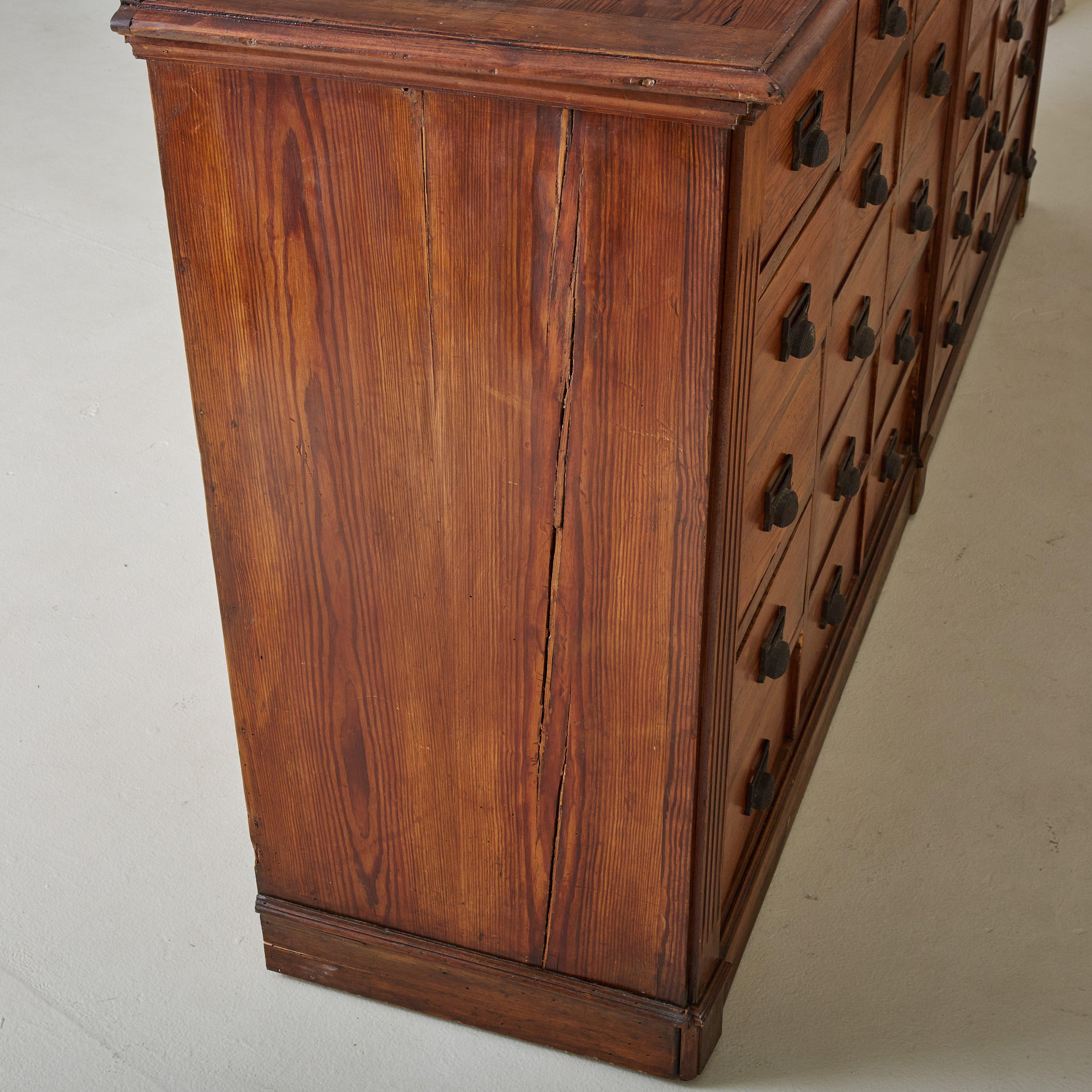 Großer französischer Apothekerschrank aus Eiche, 1930er Jahre (Französisch) im Angebot