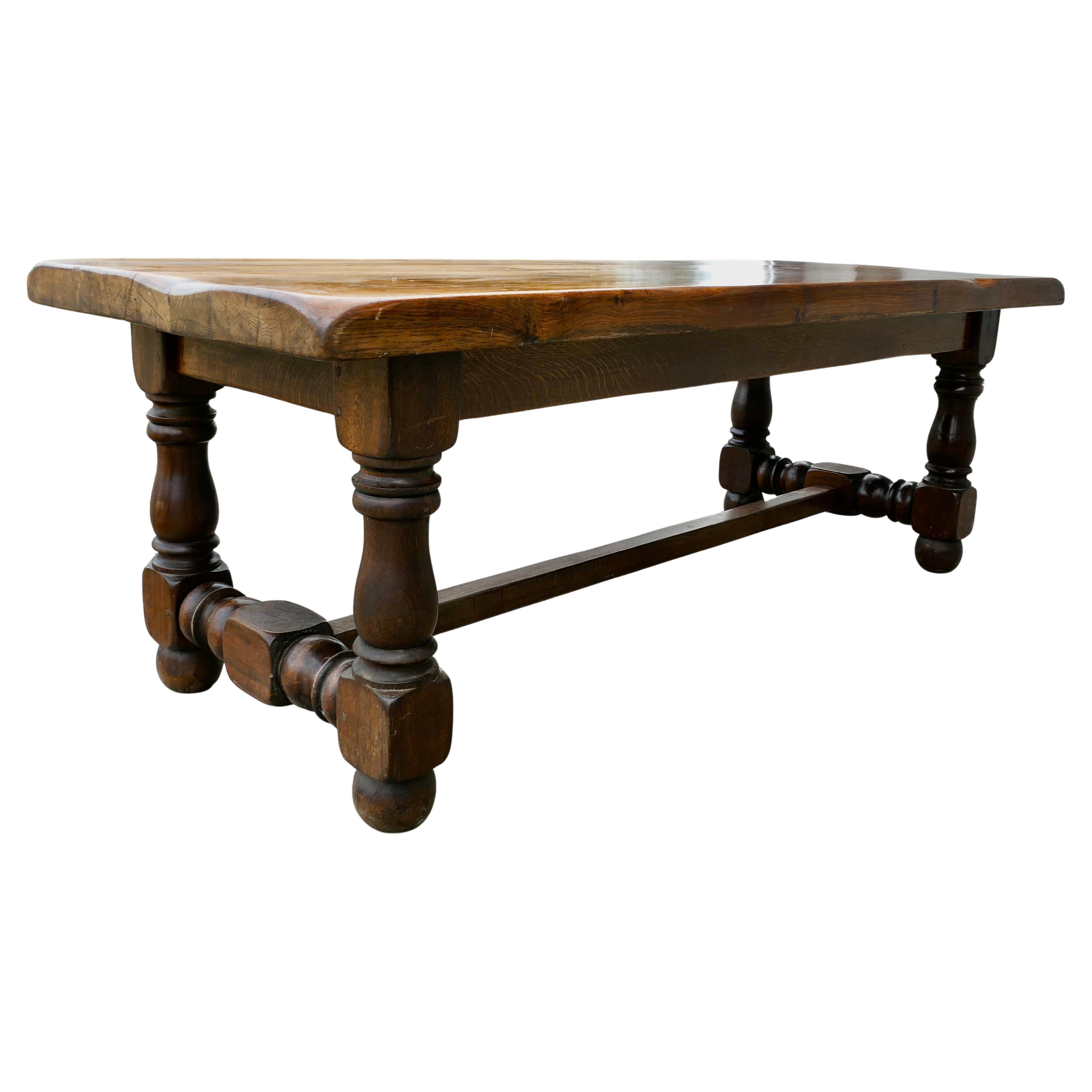 Gran mesa de granja de roble francés, 12 cómodos asientos en venta