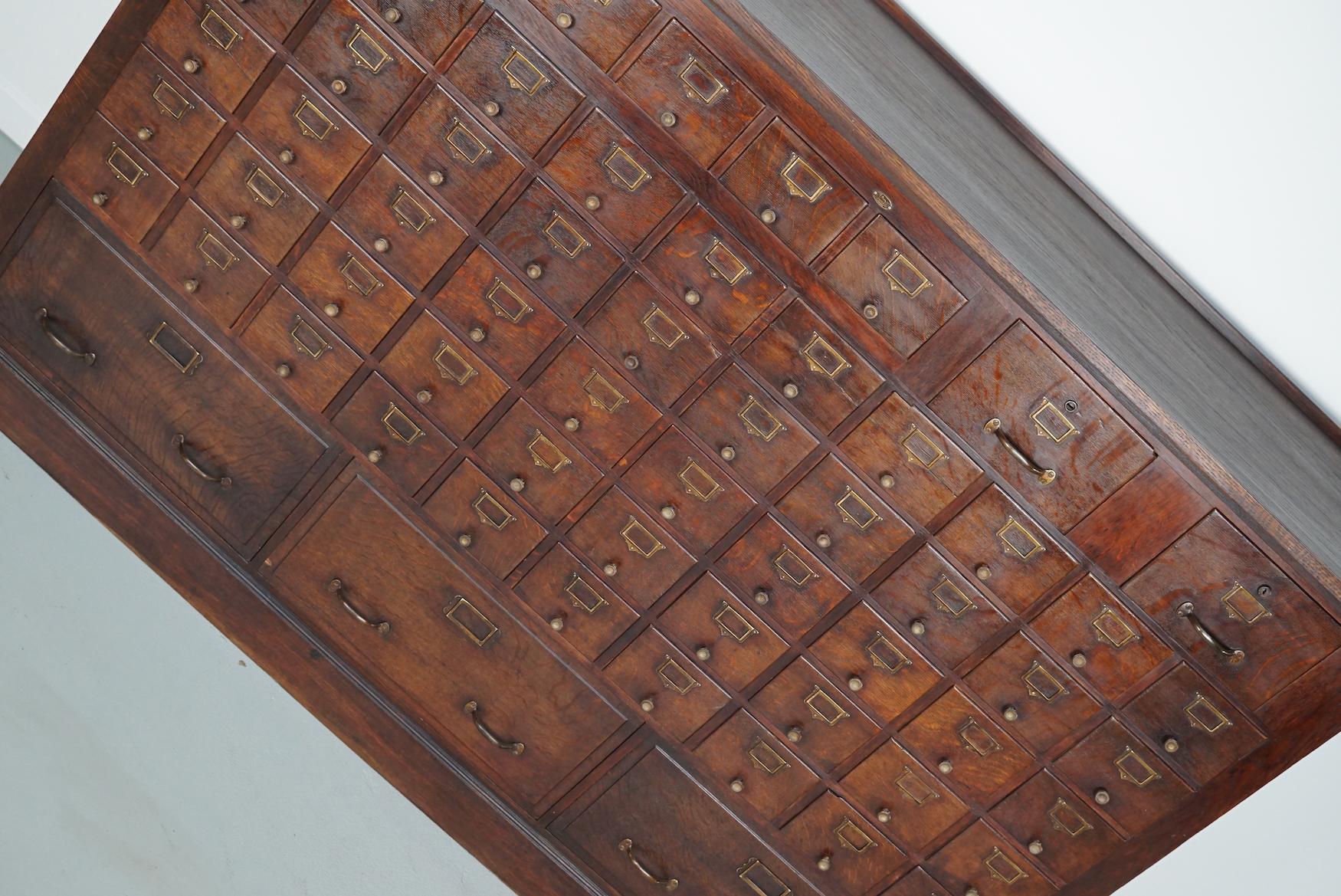 Questo armadietto è stato prodotto negli anni 1920/30 in Francia. Dispone di 61 cassetti di tre diverse dimensioni in legno di Oak con ferramenta in ottone. Le dimensioni interne dei cassetti sono: D 41 x L 13 x H 5 / 8,5 cm, D 45 x L 20 x H 9 / 13