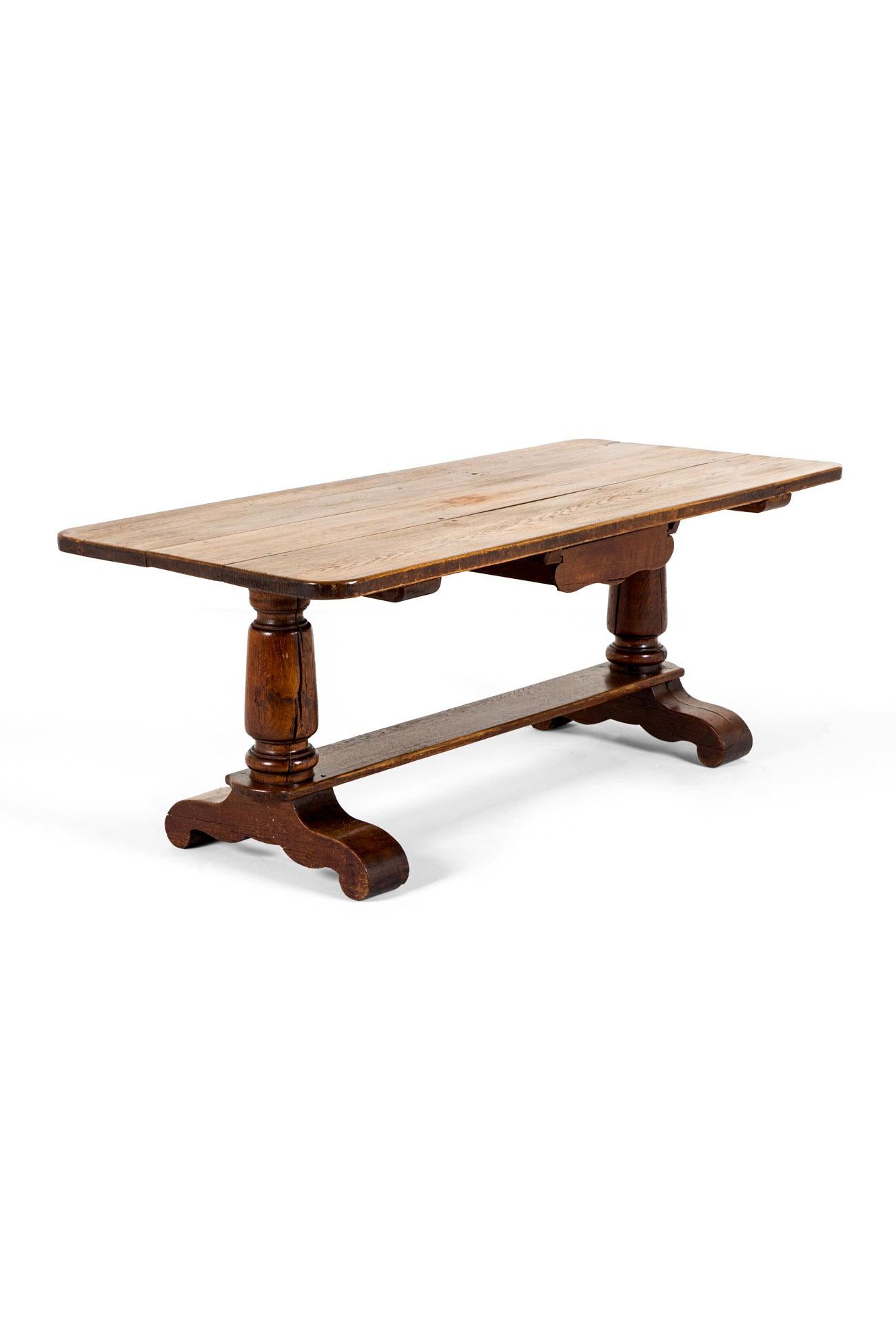Sculpté à la main Grande table de réfectoire en Oak Oak français en vente