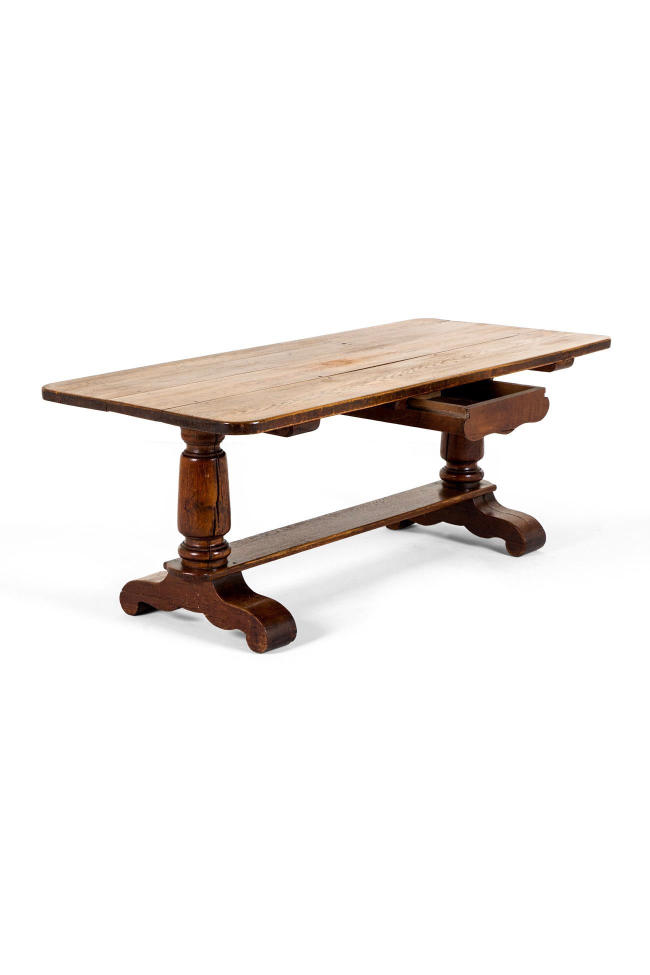 Grande table de réfectoire en Oak Oak français Bon état - En vente à Faversham, GB