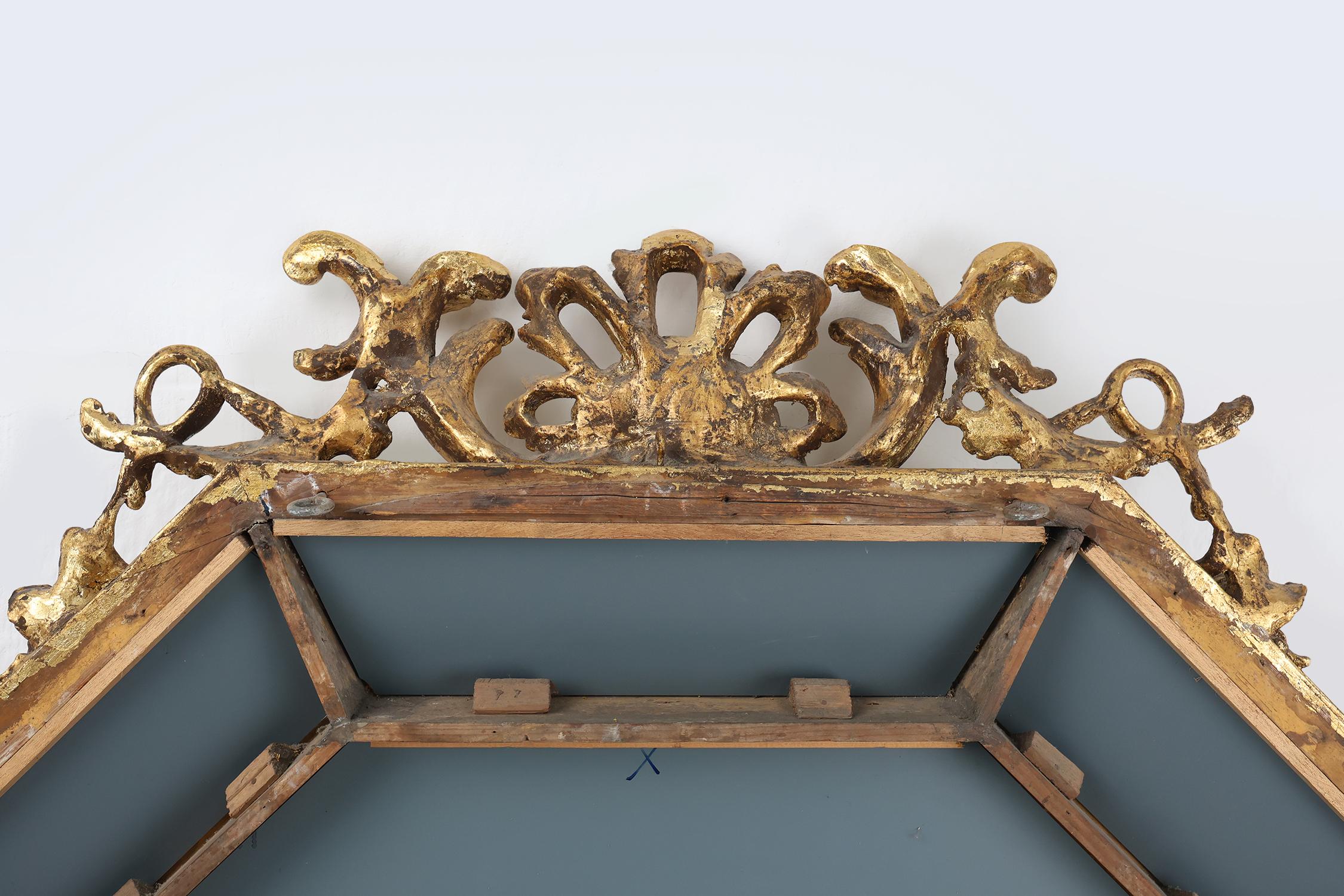 Gran espejo francés octogonal de madera dorada de estilo Luis XVI en venta 3