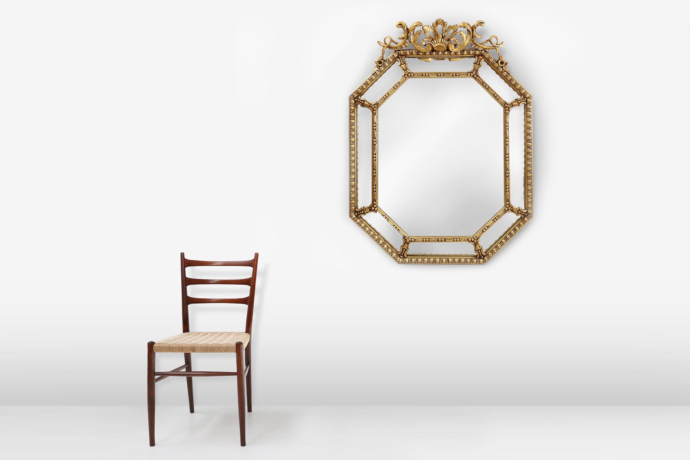 Francia / 1900 / Espejo / madera dorada / Luis XVI / Antiguo

Gran espejo octogonal francés con marco de madera y dorado de estilo Luis XVI. Este espejo, con su amplia  y elegante forma tiene ricos motivos ornamentales y decoraciones florales. Toda