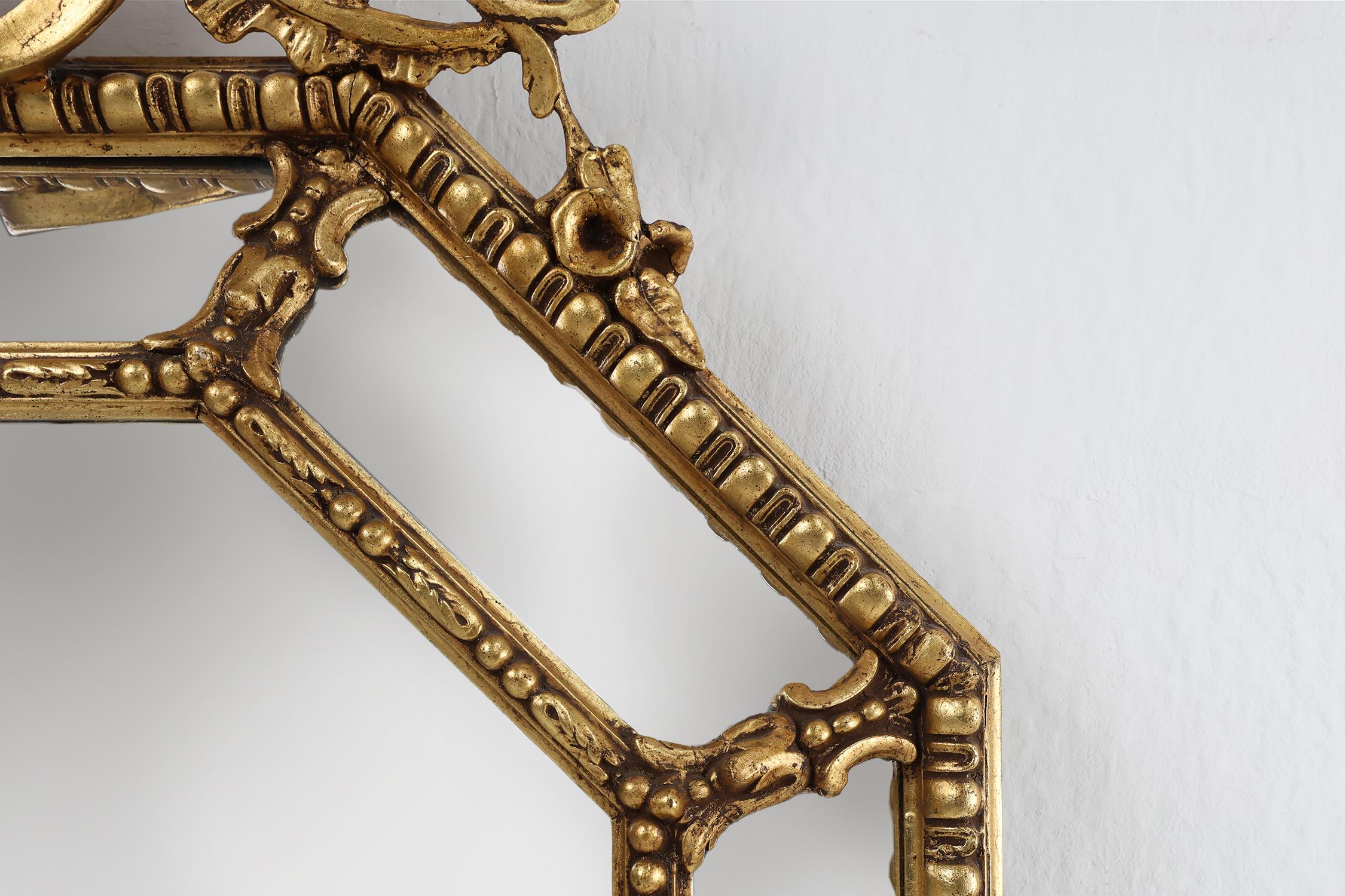 Gran espejo francés octogonal de madera dorada de estilo Luis XVI Dorado en venta