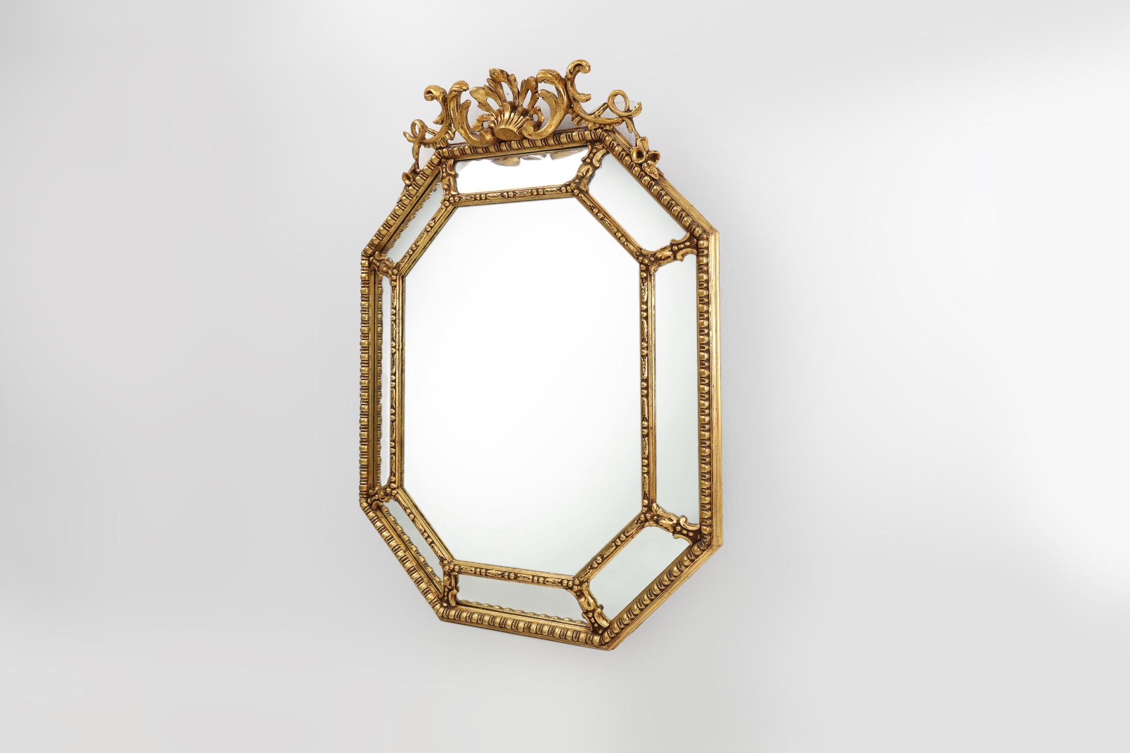 Gran espejo francés octogonal de madera dorada de estilo Luis XVI principios del siglo XX en venta