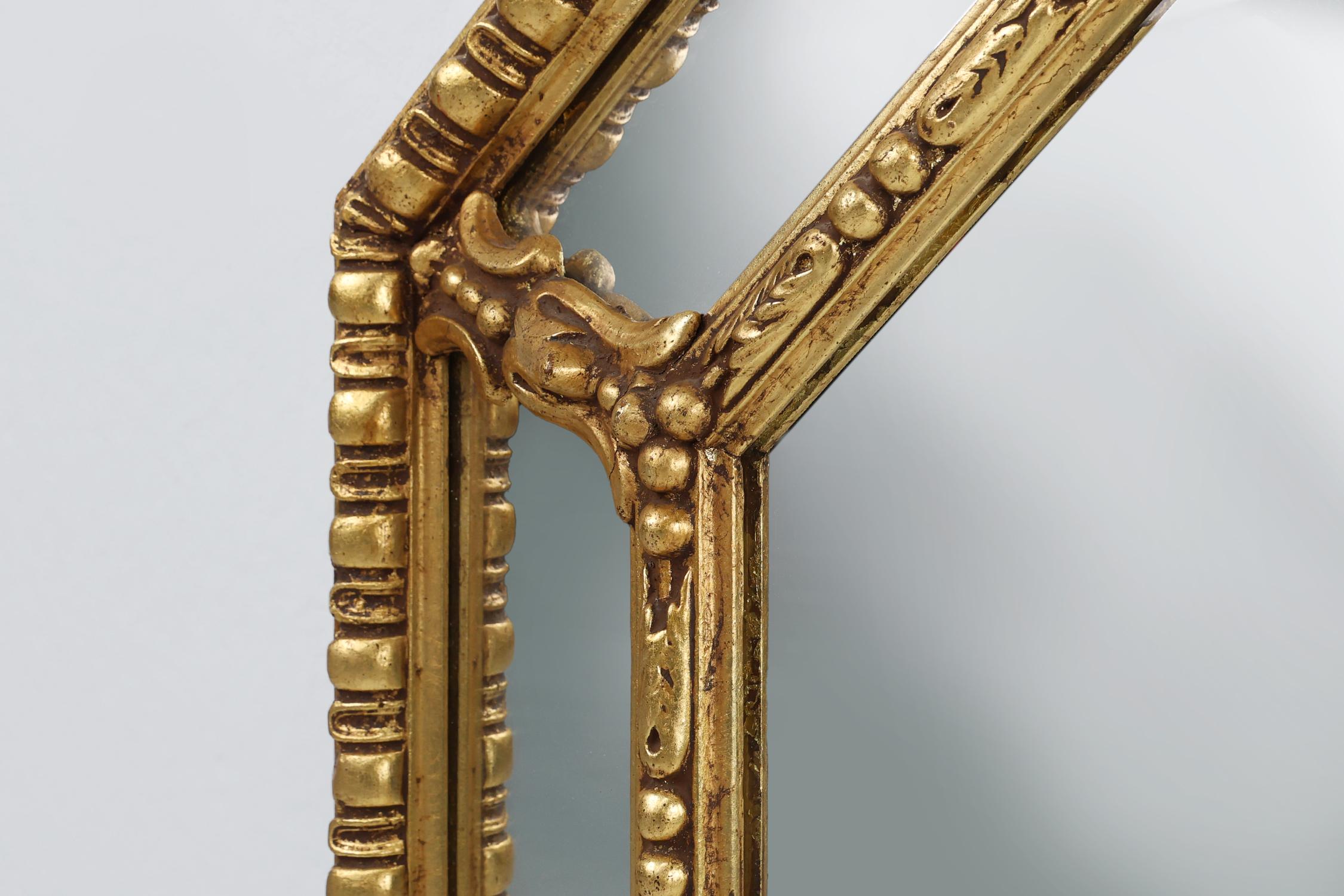Gran espejo francés octogonal de madera dorada de estilo Luis XVI en venta 1