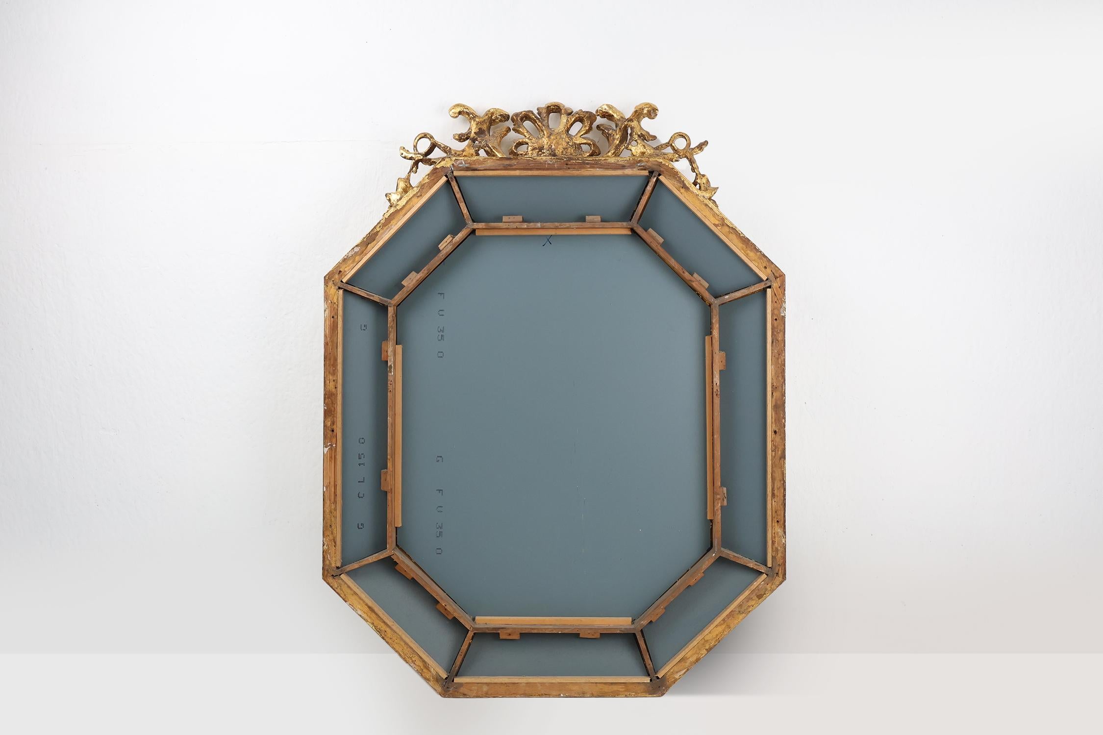 Gran espejo francés octogonal de madera dorada de estilo Luis XVI en venta 2