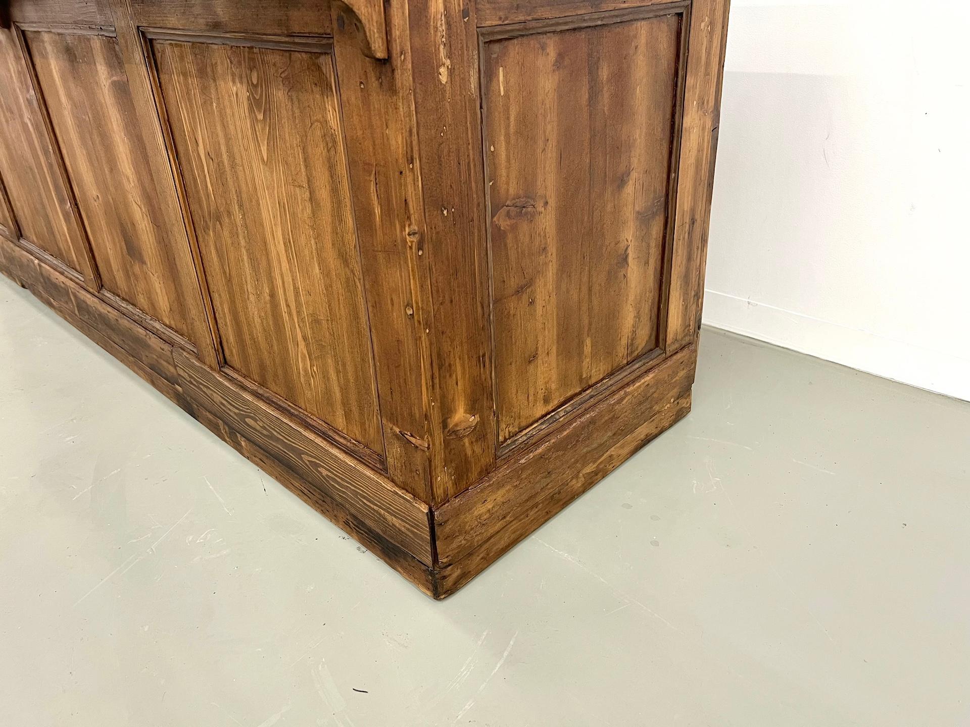 Large french old solid pine trading counter, 50's For Sale 4