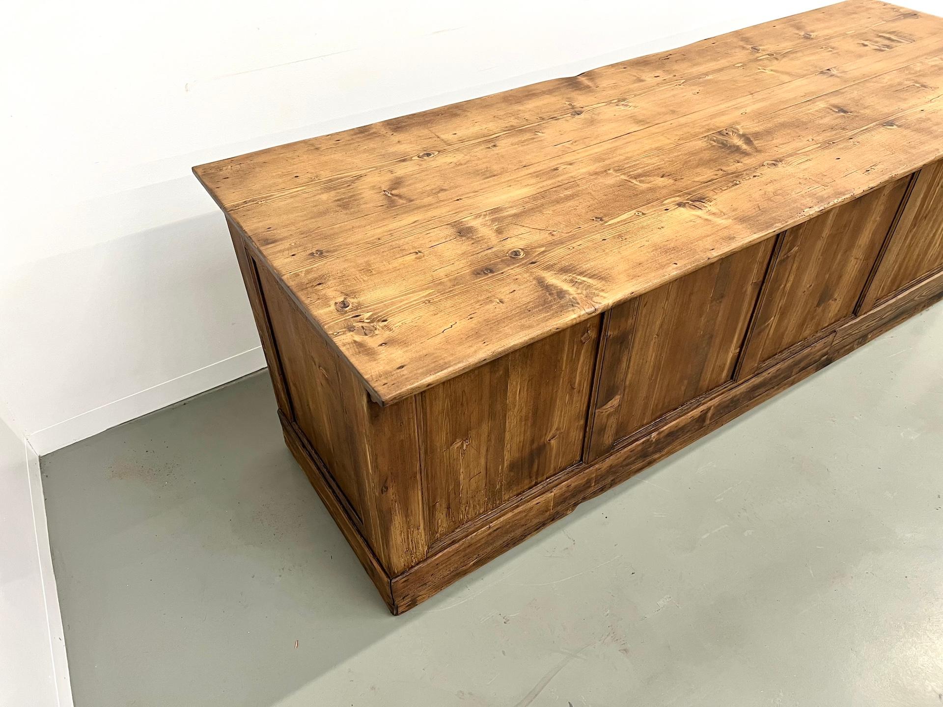Large french old solid pine trading counter, 50's For Sale 10