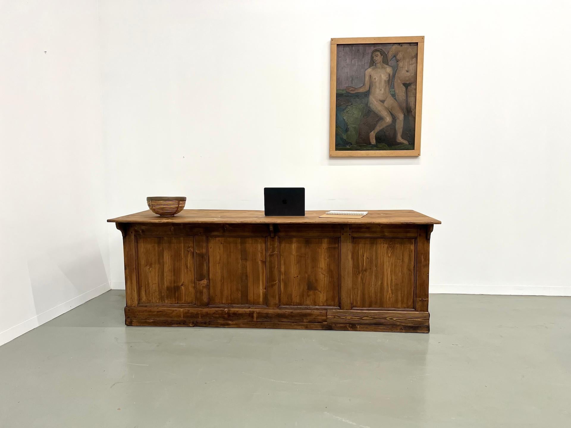 Maison Lecan presents this very large pine trading counter from the 1950s, fully restored. With its large top and its large volume, it can be placed in a beautiful boutique wishing to stand out with class by bringing character to the room. Equipped