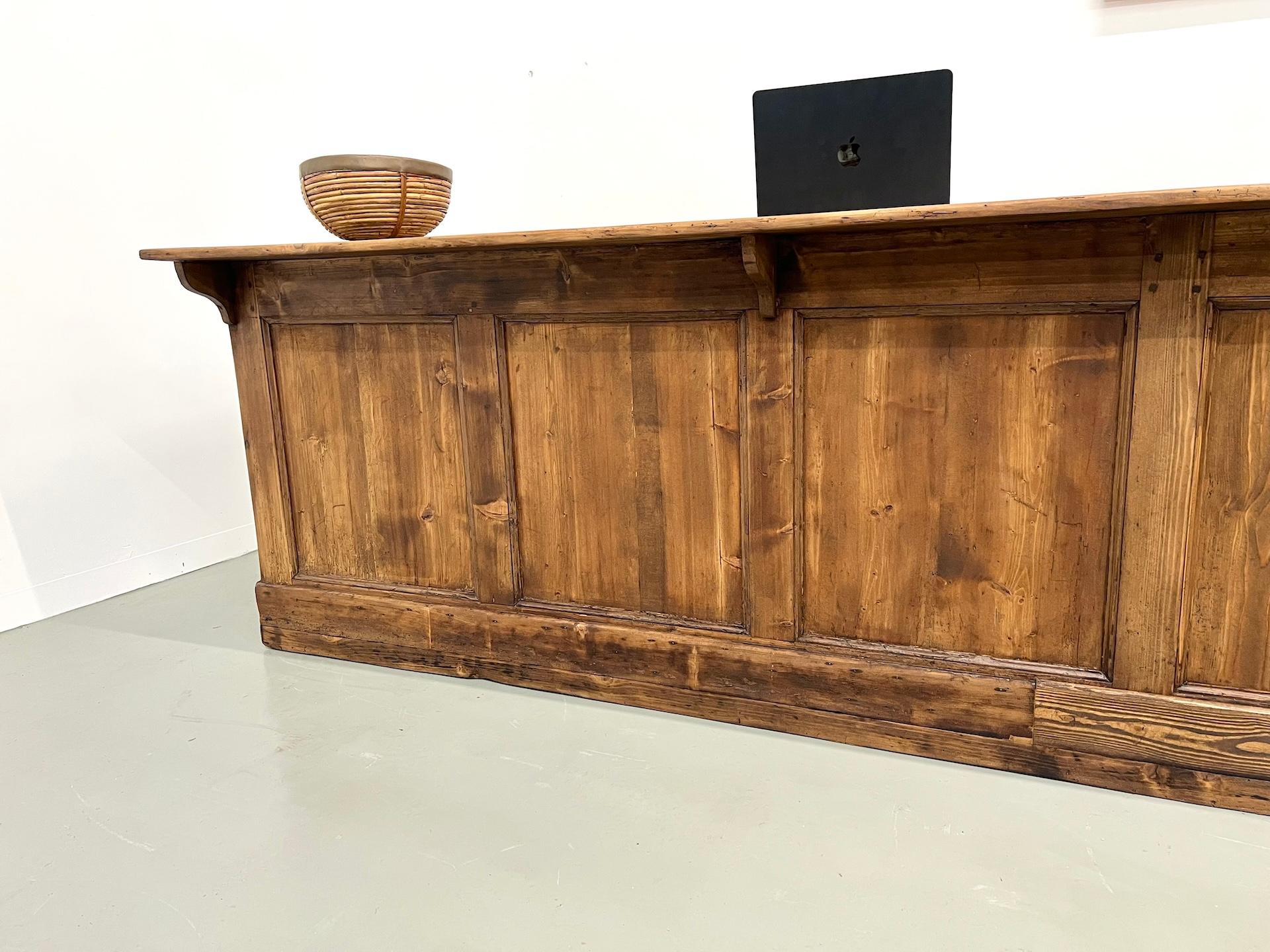 Large french old solid pine trading counter, 50's In Good Condition For Sale In LYON, FR