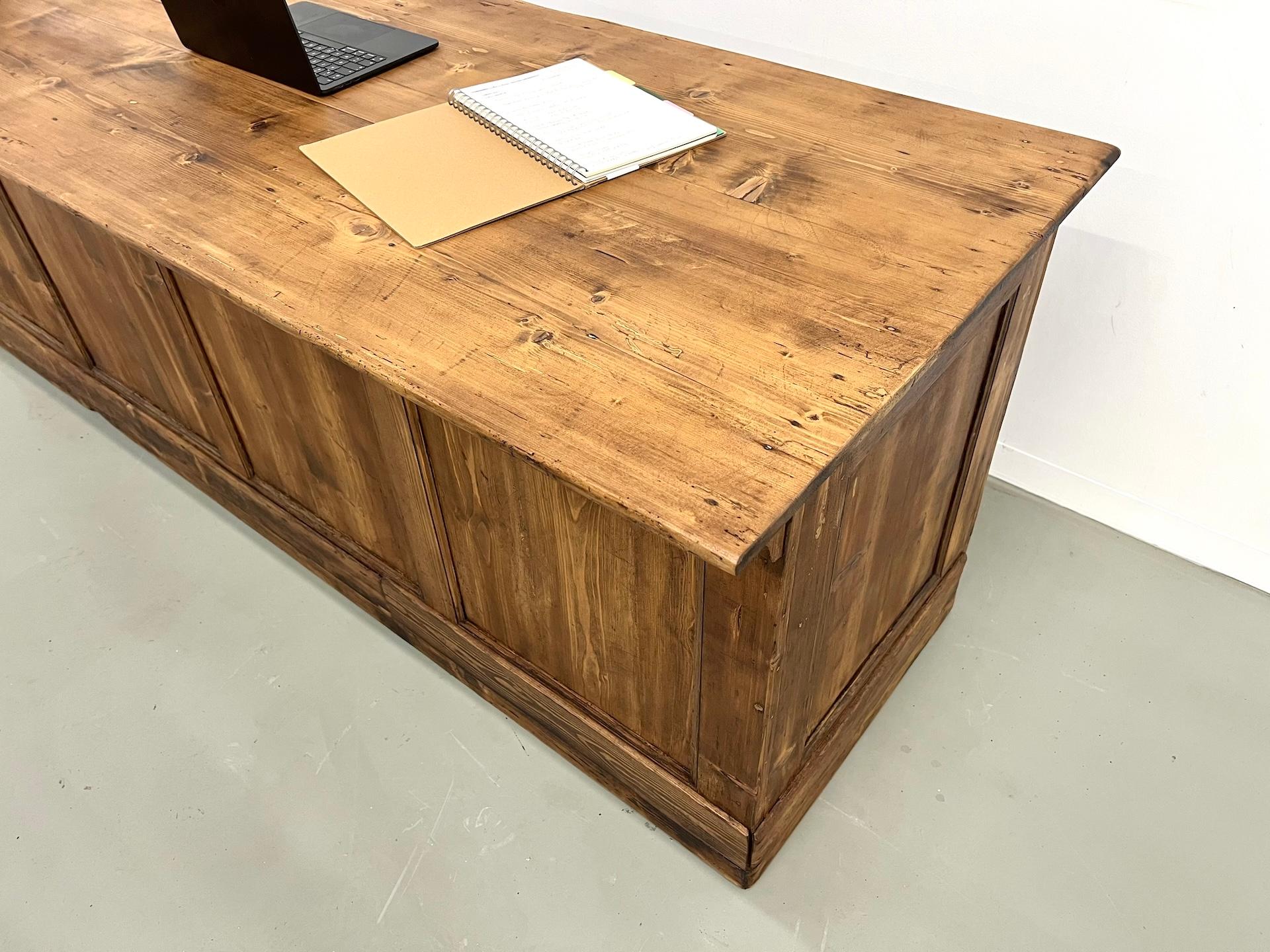 Large french old solid pine trading counter, 50's For Sale 1