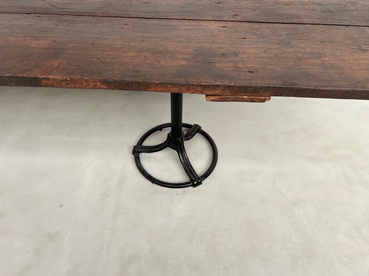 Grande tavolo francese in legno vecchio con spirito industriale in vendita 4