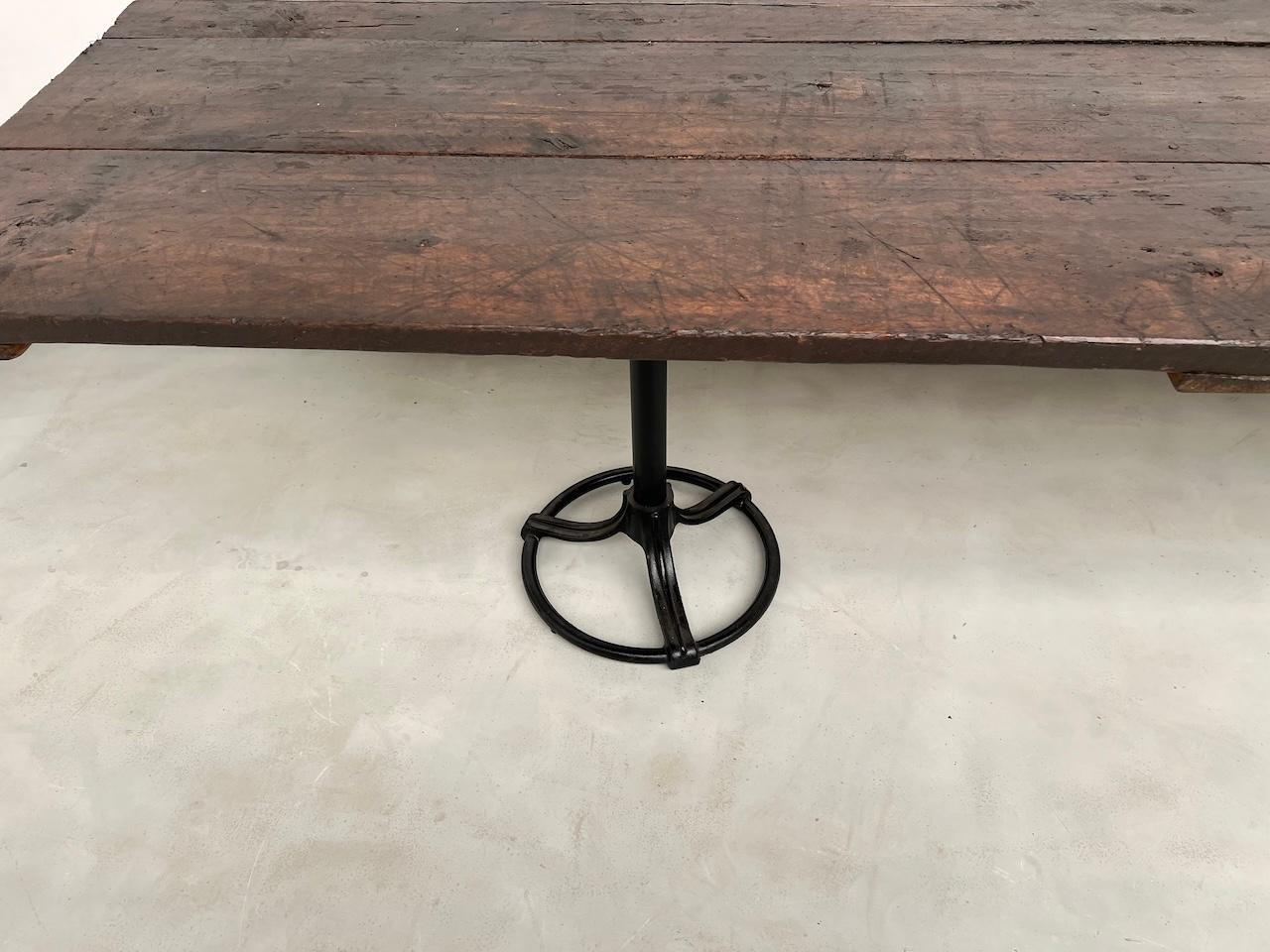 Grande tavolo francese in legno vecchio con spirito industriale in vendita 5