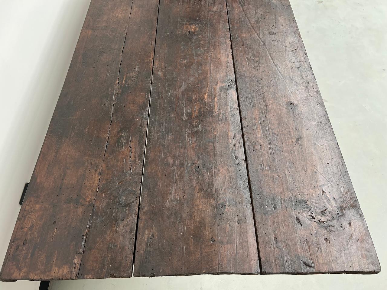 Grande tavolo francese in legno vecchio con spirito industriale in vendita 8