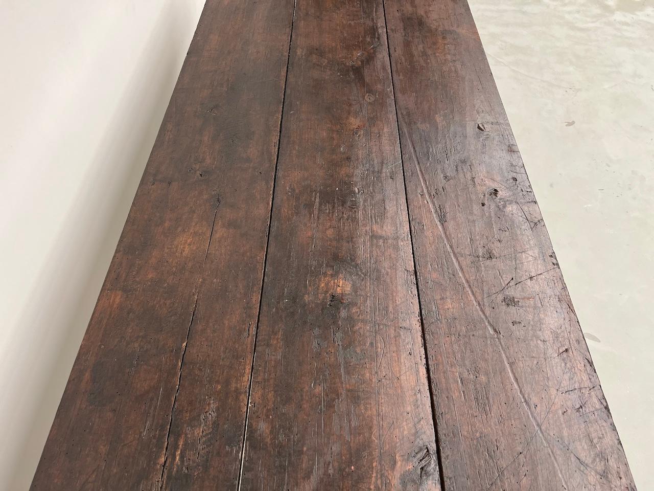 Grande tavolo francese in legno vecchio con spirito industriale in vendita 9