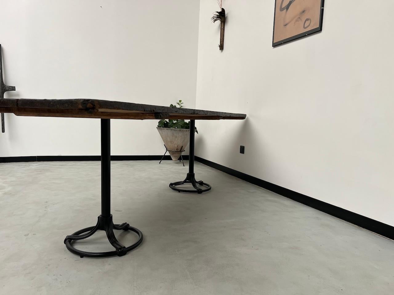 Grande tavolo francese in legno vecchio con spirito industriale in vendita 12