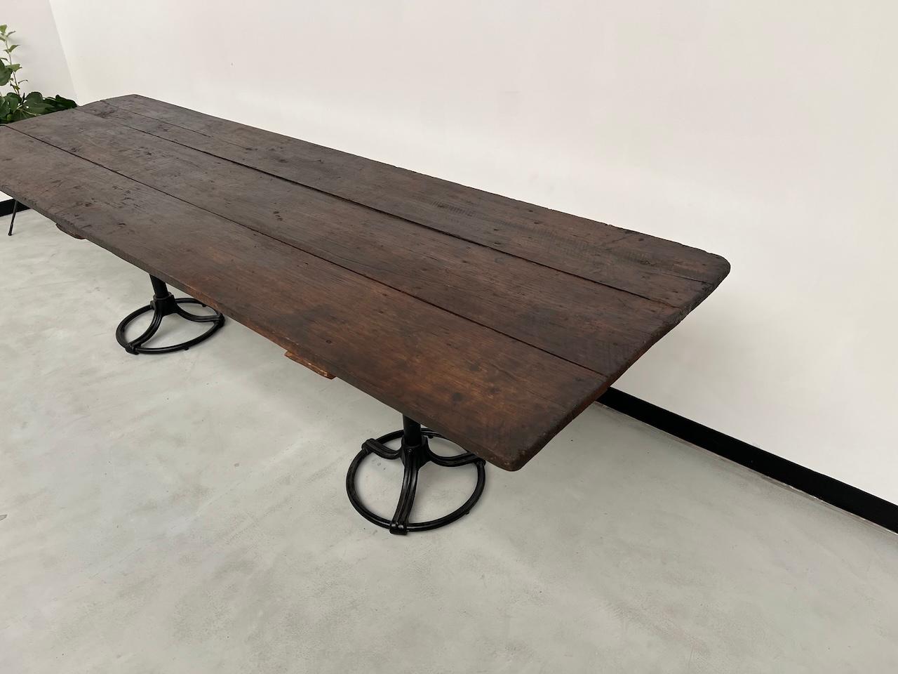 Grande tavolo francese in legno vecchio con spirito industriale in vendita 1