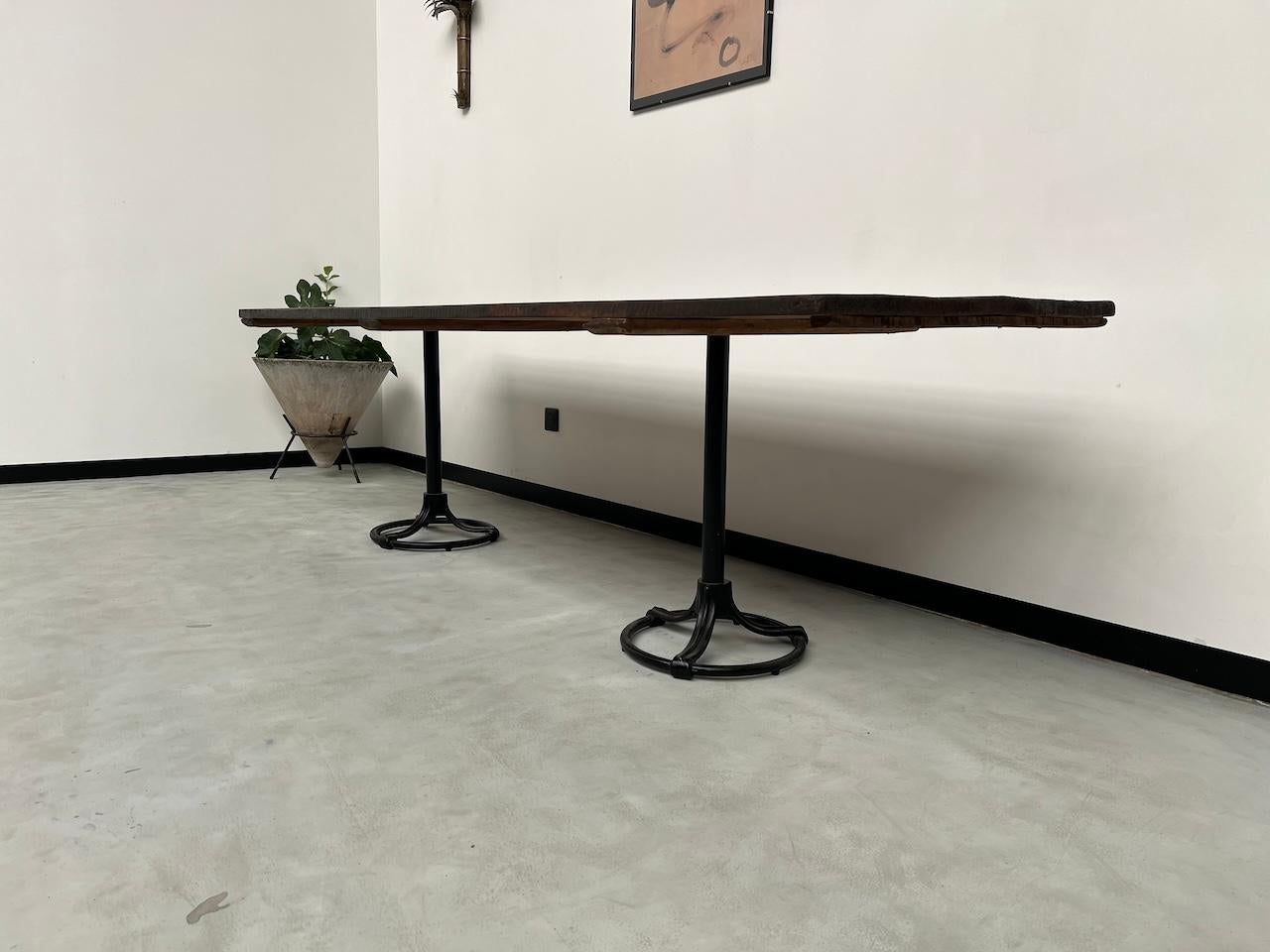 Grande tavolo francese in legno vecchio con spirito industriale in vendita 3