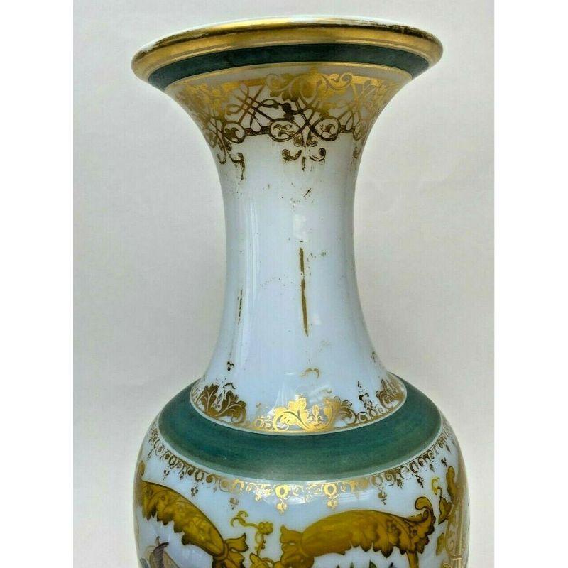 Grand vase français en verre opalin émaillé attribué à Baccarat, vers 1890.

Fines décorations peintes à la main d'oiseaux et de fleurs entourées de décorations dorées. 

Informations complémentaires :
Type : Vase 
Matériau : Verre
Style :