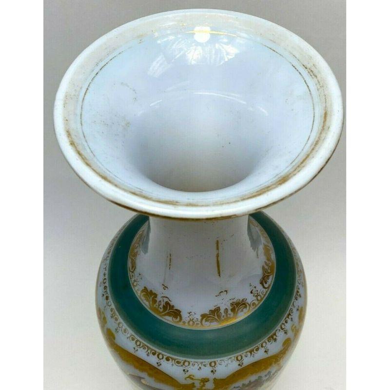 Grand vase français en verre opalin émaillé Attribué à Baccarat, vers 1890 Bon état - En vente à Gardena, CA