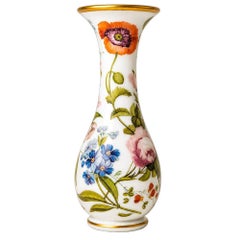 Jarrón alto de opalina soplado y pintado a mano con flores, Francia, circa 1840
