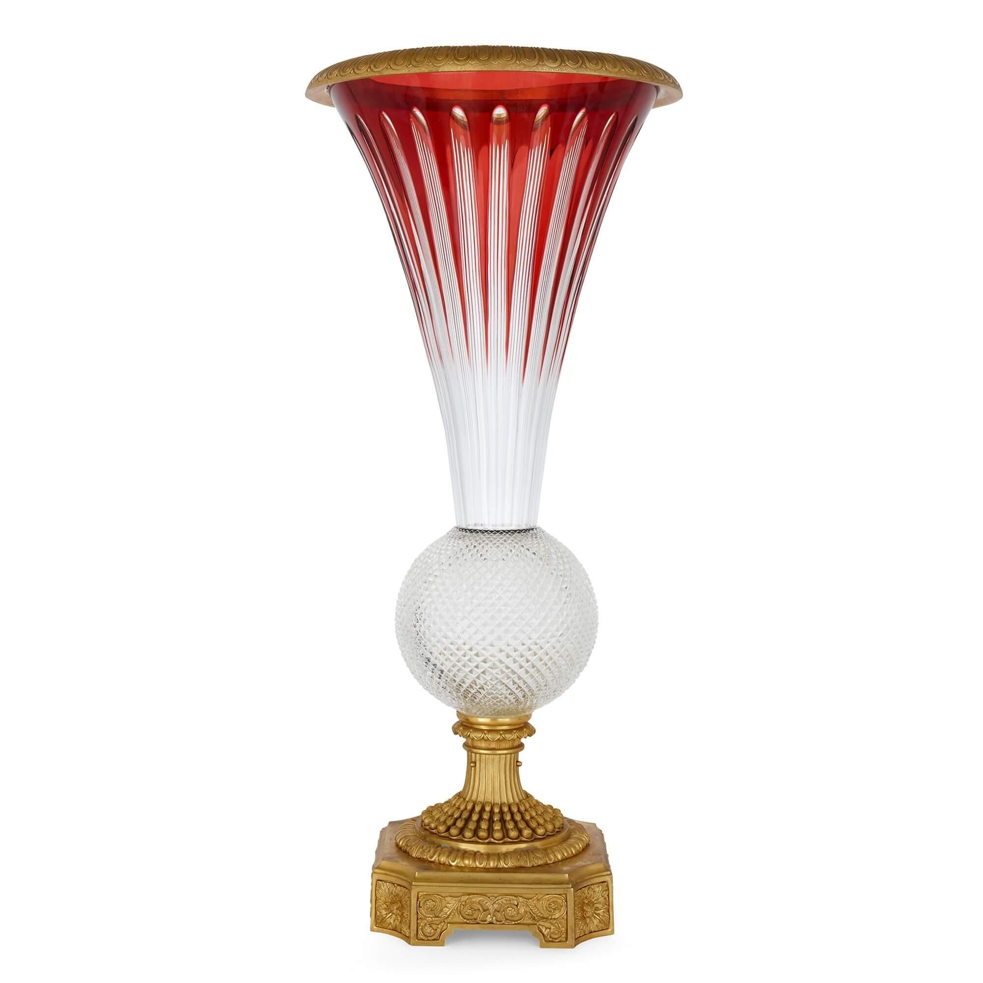Grand vase français en bronze doré et verre taillé
Français, 20ème siècle
Hauteur 80 cm, diamètre 36 cm

Cet extraordinaire vase en verre et bronze doré a été fabriqué en France au XXe siècle. 

Son corps est composé de verre taillé cannelé qui
